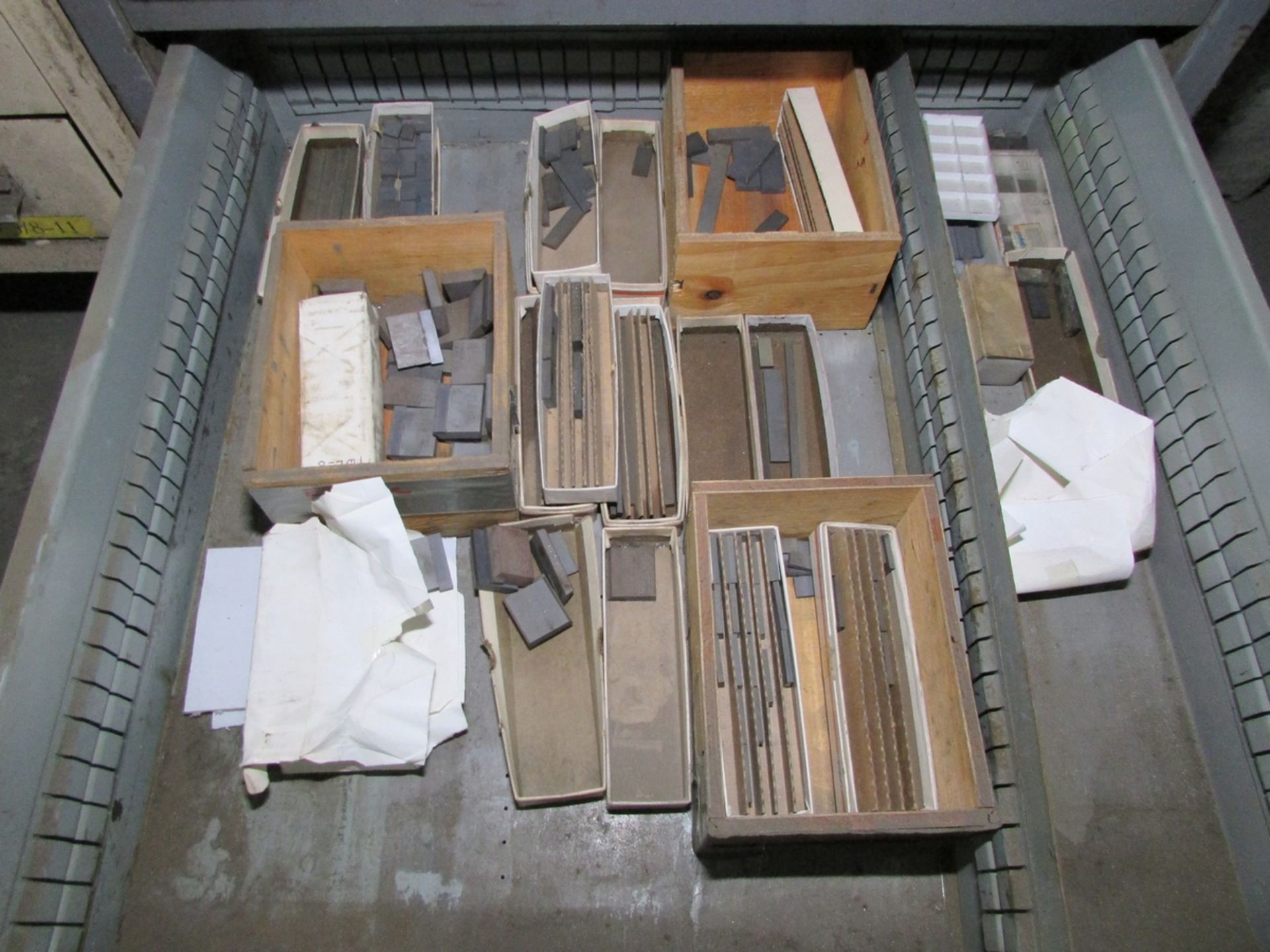 LISTA 5-DRAWER HEAVY DUTY PARTS CABINET, W/ CONTENTS: ASSORTED HARDWARE AND INSERTS - Image 3 of 5