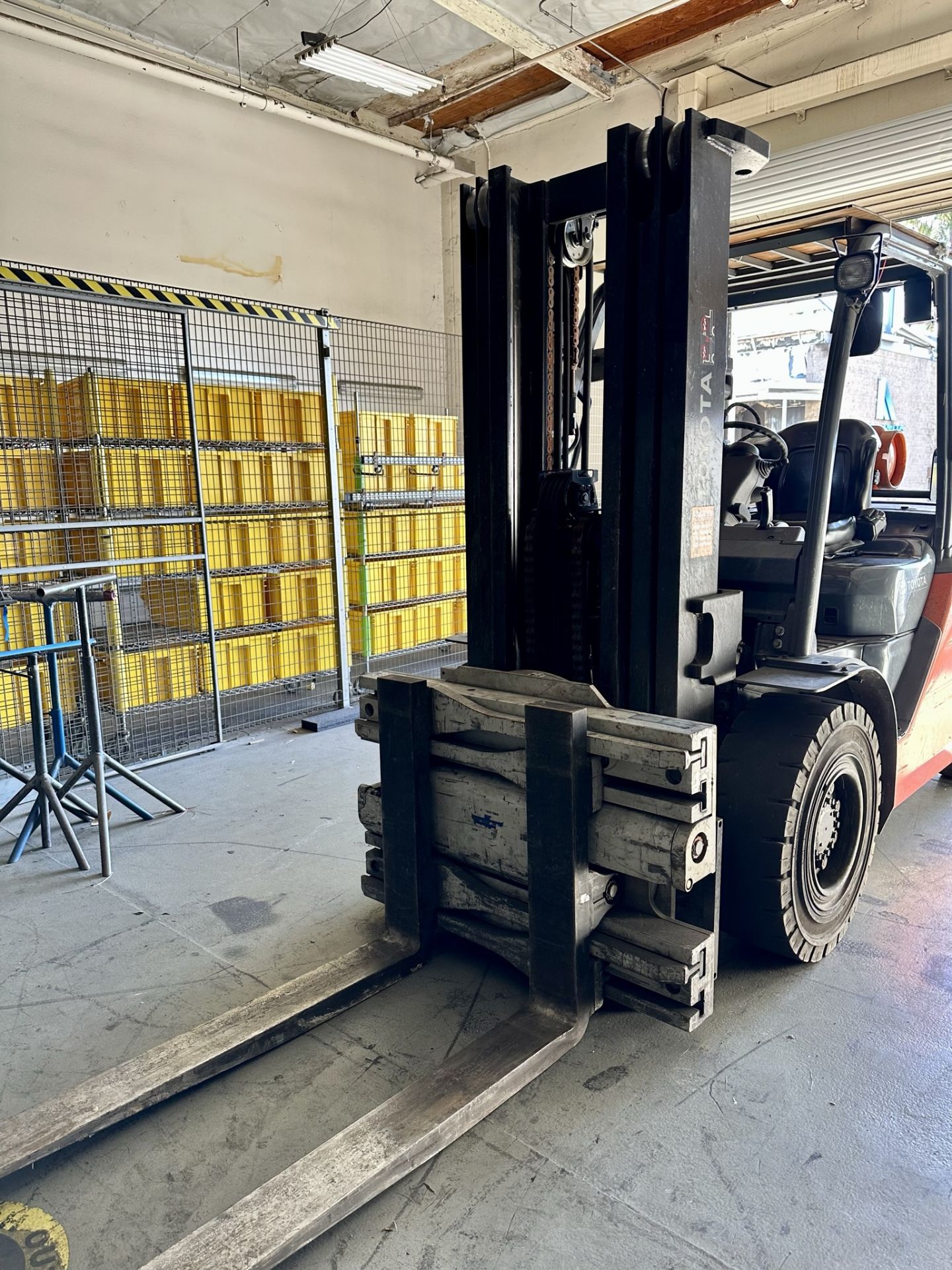 TOYOTA LPG FORKLIFT, MODEL 8FG45U, 10,000 LB CAPACITY, 3-STAGE MAST, 53" FORKS, SIDE SHIFT, LOAD - Image 8 of 23