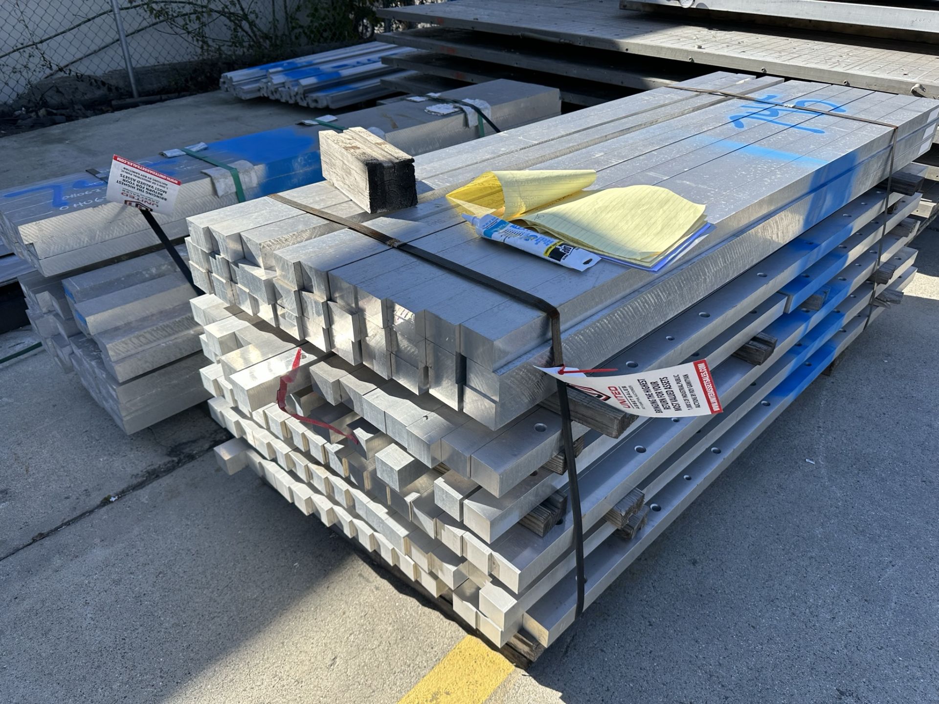LOT - HUGE LOT OF ALUMINUM PLATE AND EXTRUSION, SEE PICTURES. DISCLAIMER: QUANTITIES AND DETAILS - Image 4 of 13