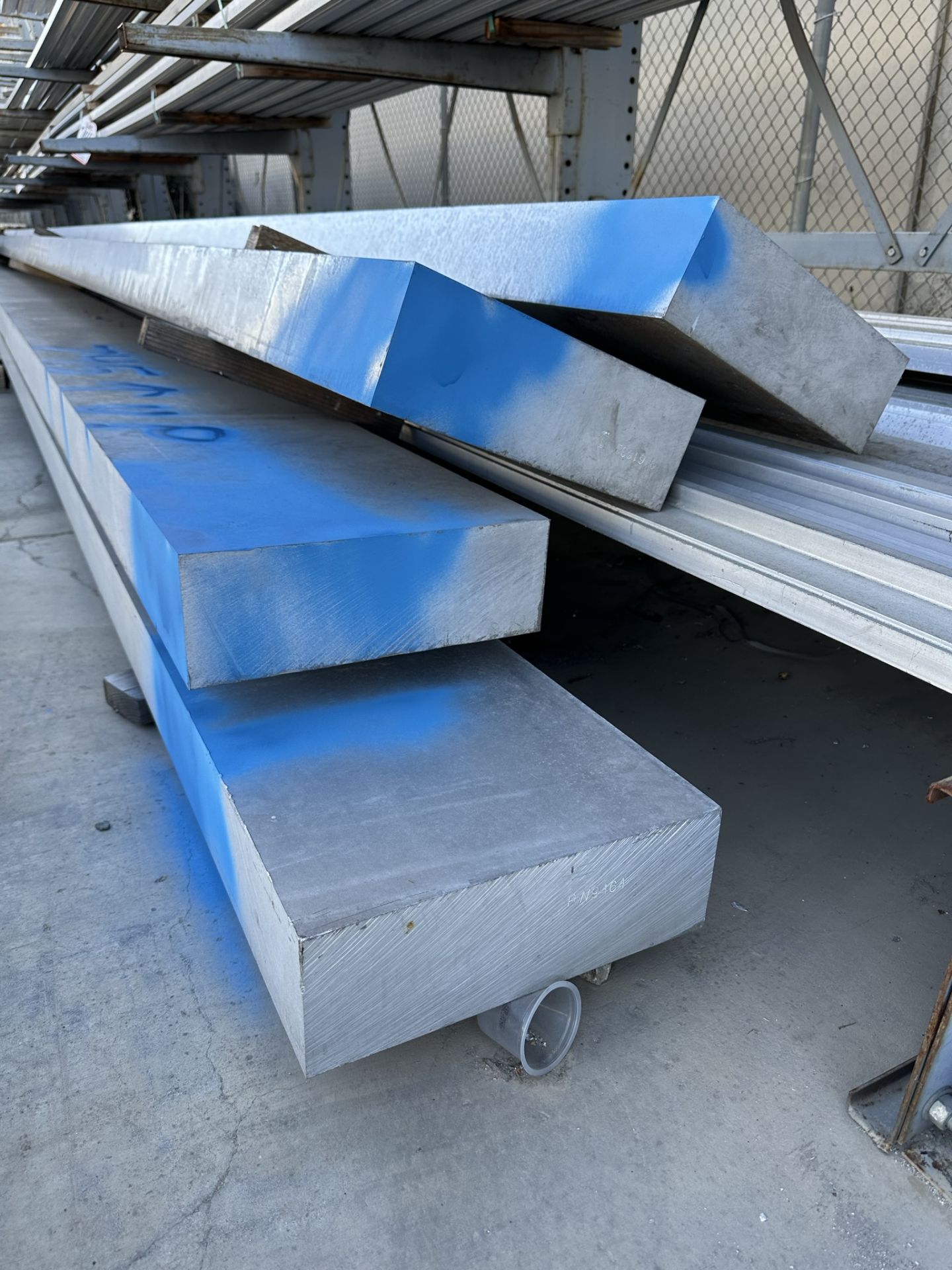 LOT - HUGE LOT OF ALUMINUM PLATE AND EXTRUSION, SEE PICTURES. DISCLAIMER: QUANTITIES AND DETAILS - Image 11 of 13