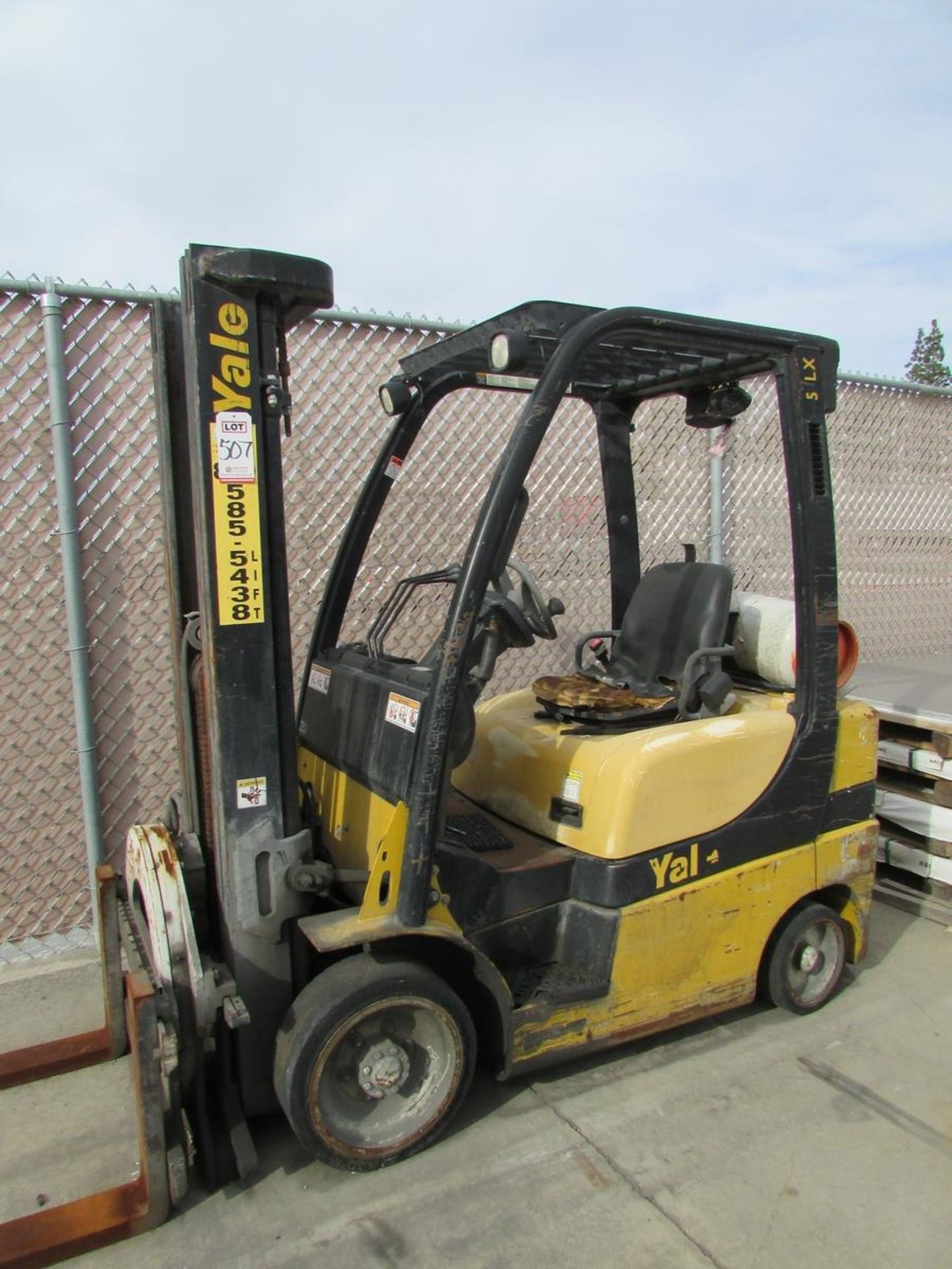 YALE LPG FORKLIFT, MODEL GLC050LXNVAE087, 3,250 LB CAPACITY, 188" 3-STAGE MAST, CASCADE ROTATOR, 54" - Image 2 of 12