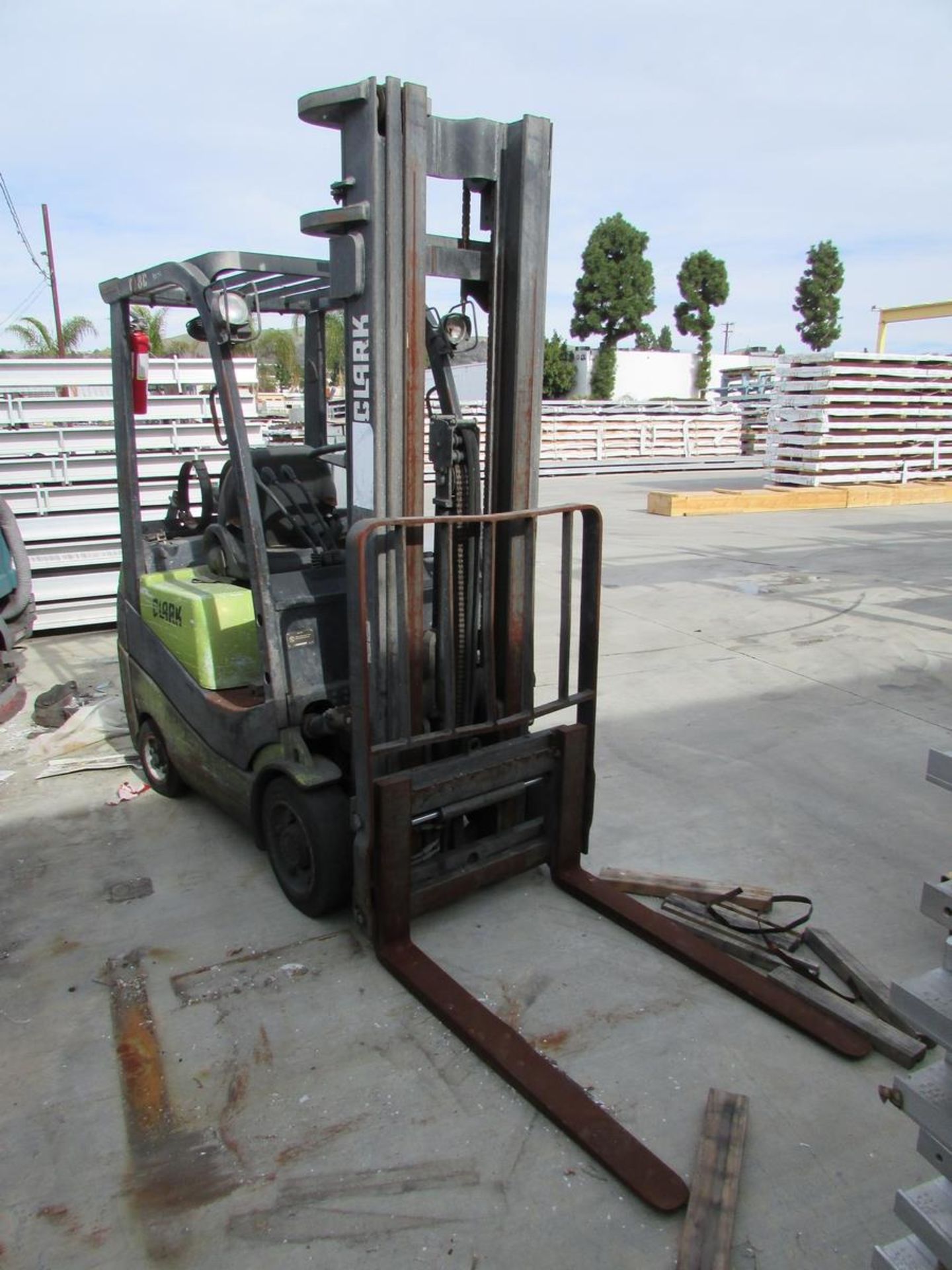 CLARK LPG FORKLIFT, MODEL C18CL, 2,750 LB CAPACITY, 213" 3-STAGE MAST, 42" FORKS, SIDE SHIFT, - Image 8 of 11