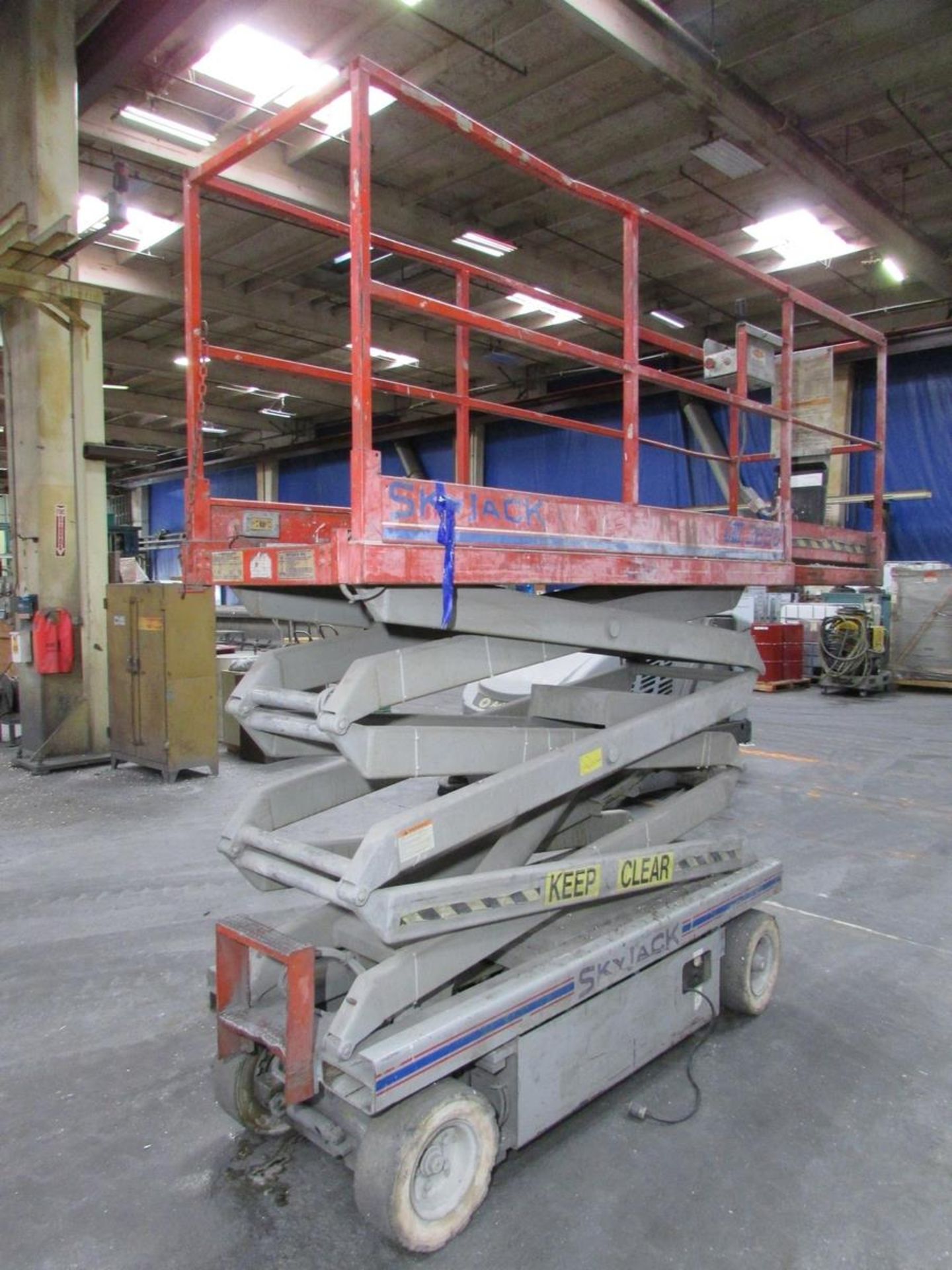 1996 SKYJACK ELECTRIC SCISSOR LIFT, MODEL SJIII 3220, 850 LB CAPACITY, 10' EXTENDED PLATFORM, S/N - Image 5 of 10