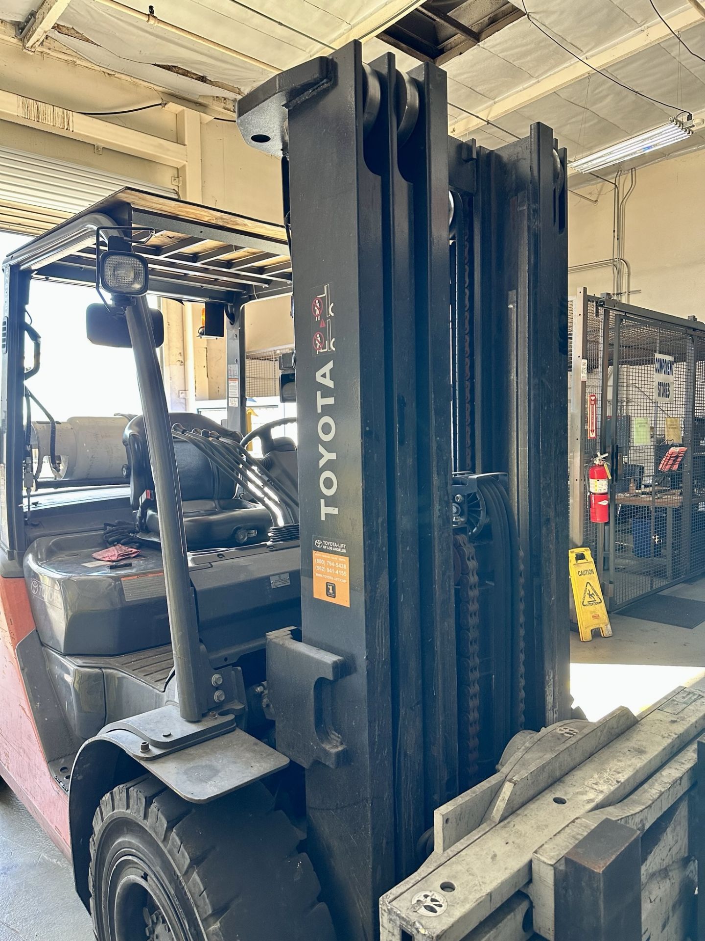 TOYOTA LPG FORKLIFT, MODEL 8FG45U, 10,000 LB CAPACITY, 3-STAGE MAST, 53" FORKS, SIDE SHIFT, LOAD - Image 11 of 23