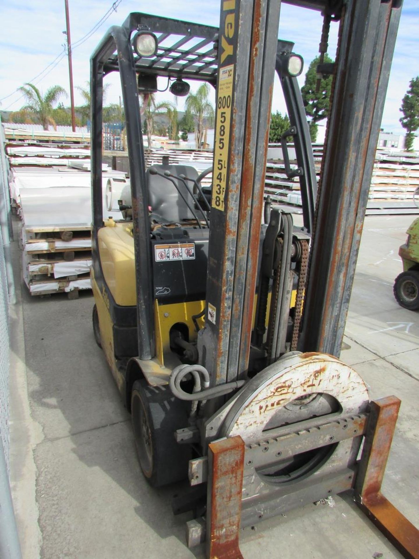 YALE LPG FORKLIFT, MODEL GLC050LXNVAE087, 3,250 LB CAPACITY, 188" 3-STAGE MAST, CASCADE ROTATOR, 54" - Image 9 of 12