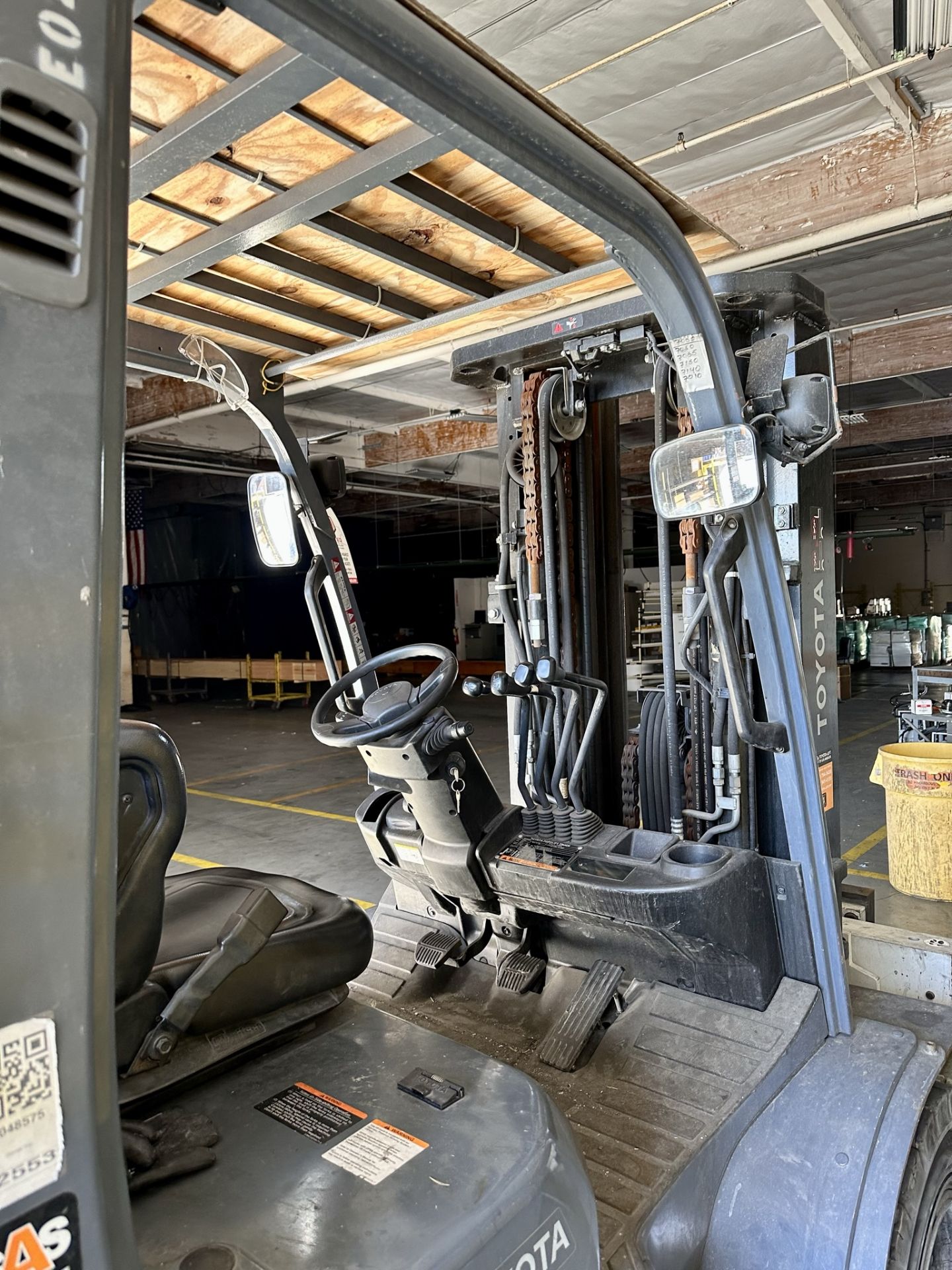 TOYOTA LPG FORKLIFT, MODEL 8FG45U, 10,000 LB CAPACITY, 3-STAGE MAST, 53" FORKS, SIDE SHIFT, LOAD - Image 18 of 23