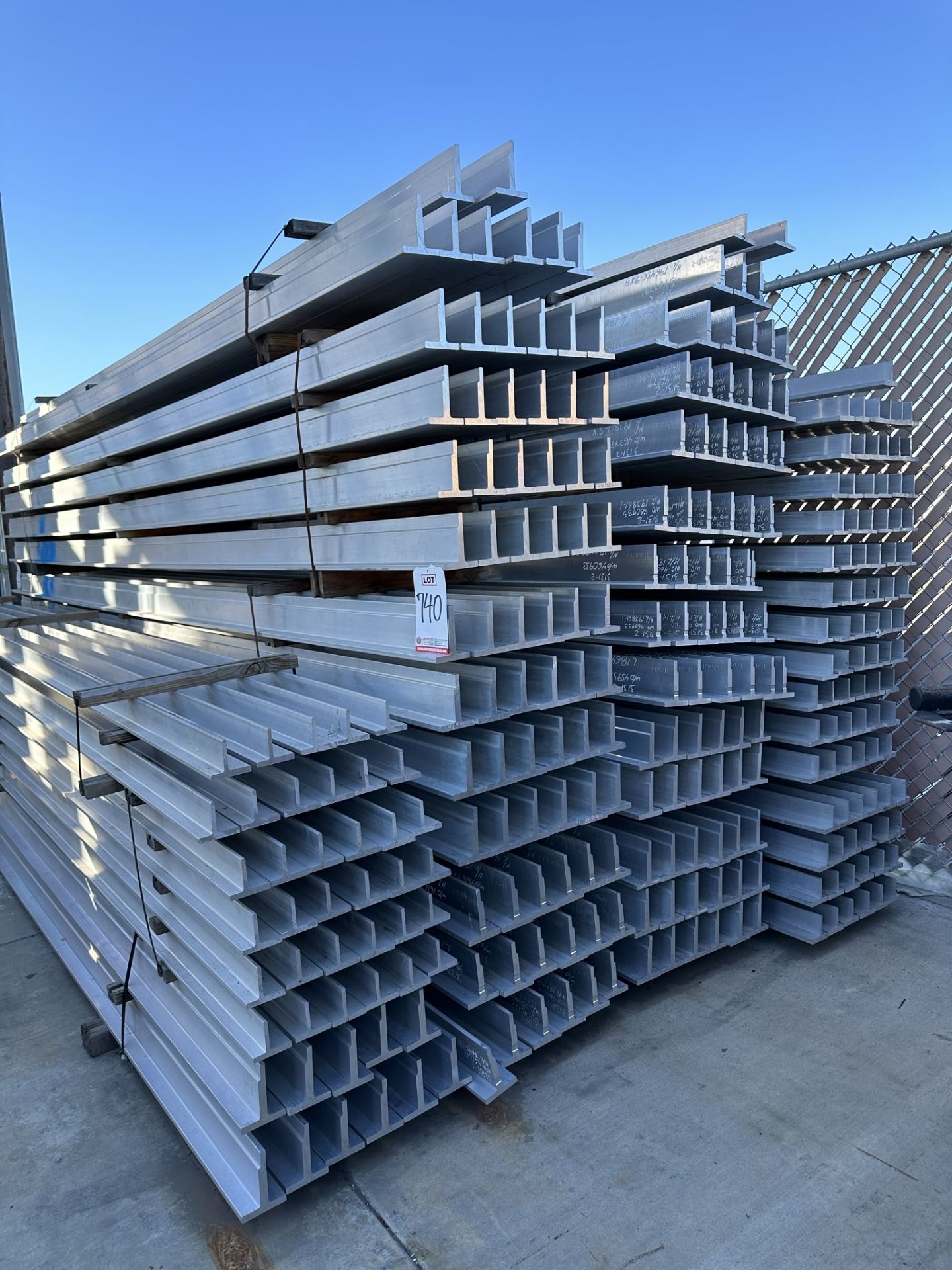 LOT - STACKS OF T-SHAPED EXTRUDED ALUMINUM MATERIAL, SEE PICTURES. DISCLAIMER: QUANTITIES AND - Image 3 of 4