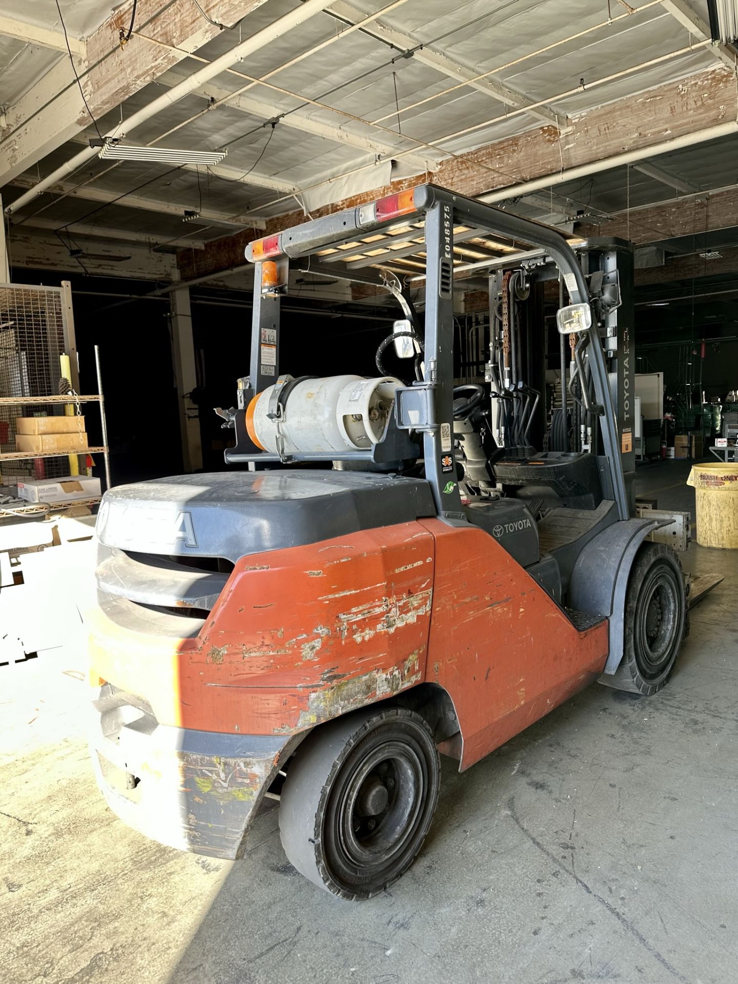 TOYOTA LPG FORKLIFT, MODEL 8FG45U, 10,000 LB CAPACITY, 3-STAGE MAST, 53" FORKS, SIDE SHIFT, LOAD - Image 5 of 23