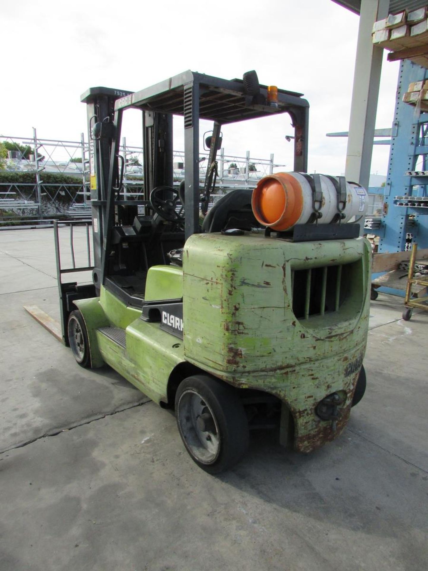 CLARK LPG FORKLIFT, MODEL CGC50L, 7,000 LB CAPACITY, 190" 3-STAGE MAST, 70" FORKS, SIDE SHIFT, SOLID - Image 4 of 12