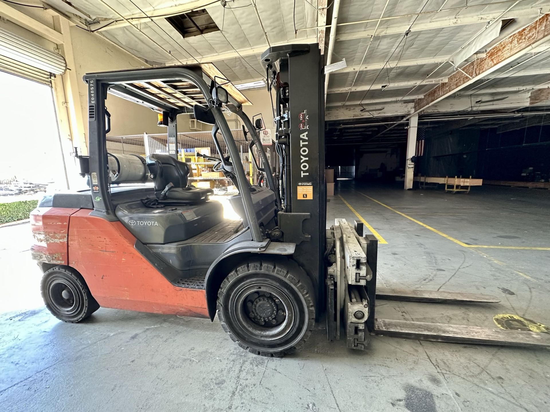 TOYOTA LPG FORKLIFT, MODEL 8FG45U, 10,000 LB CAPACITY, 3-STAGE MAST, 53" FORKS, SIDE SHIFT, LOAD - Image 15 of 23