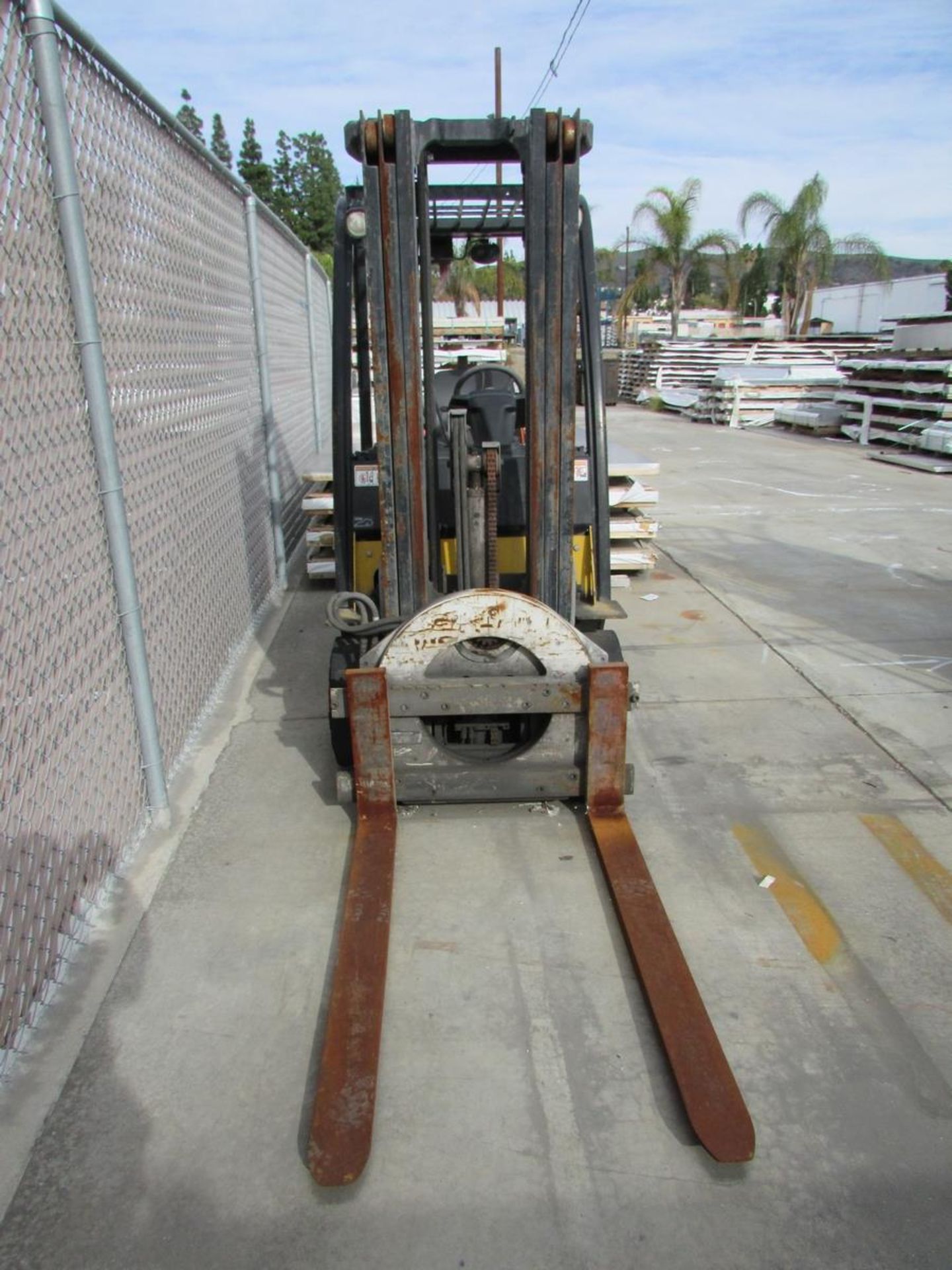 YALE LPG FORKLIFT, MODEL GLC050LXNVAE087, 3,250 LB CAPACITY, 188" 3-STAGE MAST, CASCADE ROTATOR, 54" - Image 10 of 12