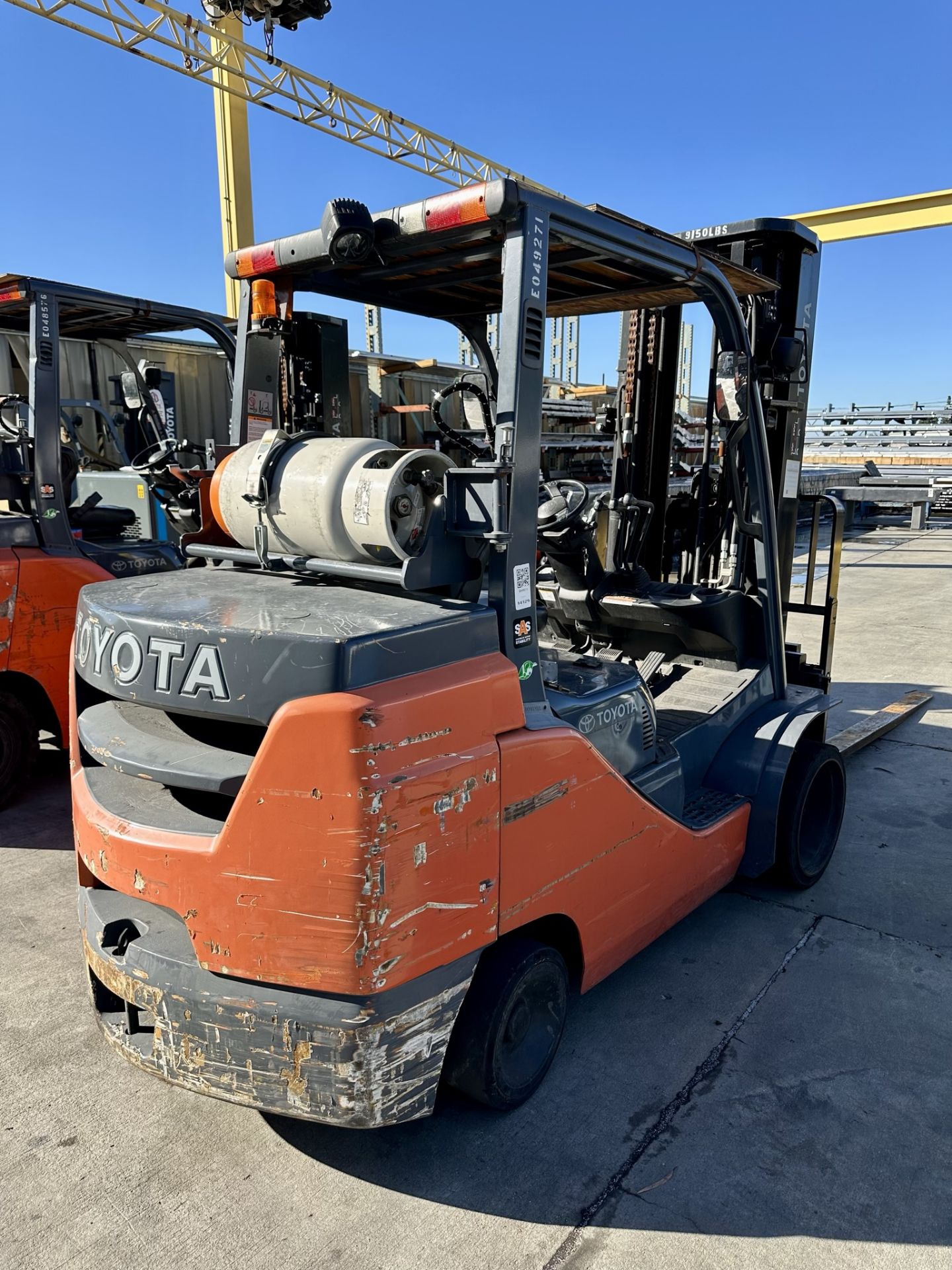 TOYOTA LPG FORKLIFT, MODEL 8FGC45U, 10,000 LB CAPACITY, 3-STAGE MAST, 94" FORKS, SIDE SHIFT, LOAD - Image 7 of 17