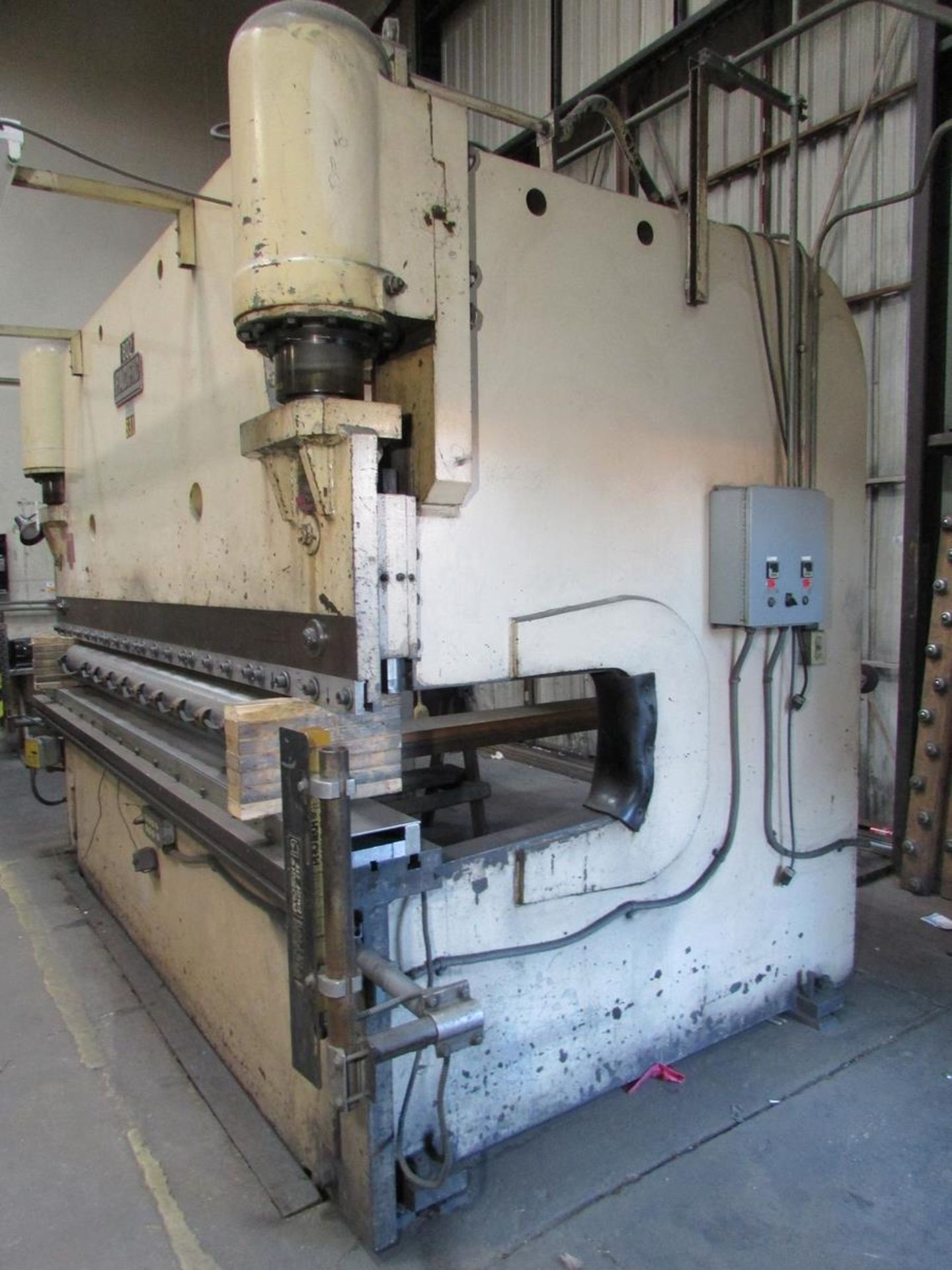 PACIFIC 200-TON HYDRAULIC PRESS BRAKE, MODEL 200-12, 10' X 1/4" BRAKING CAPACITY, 12' X 14" BED, 36" - Image 10 of 20