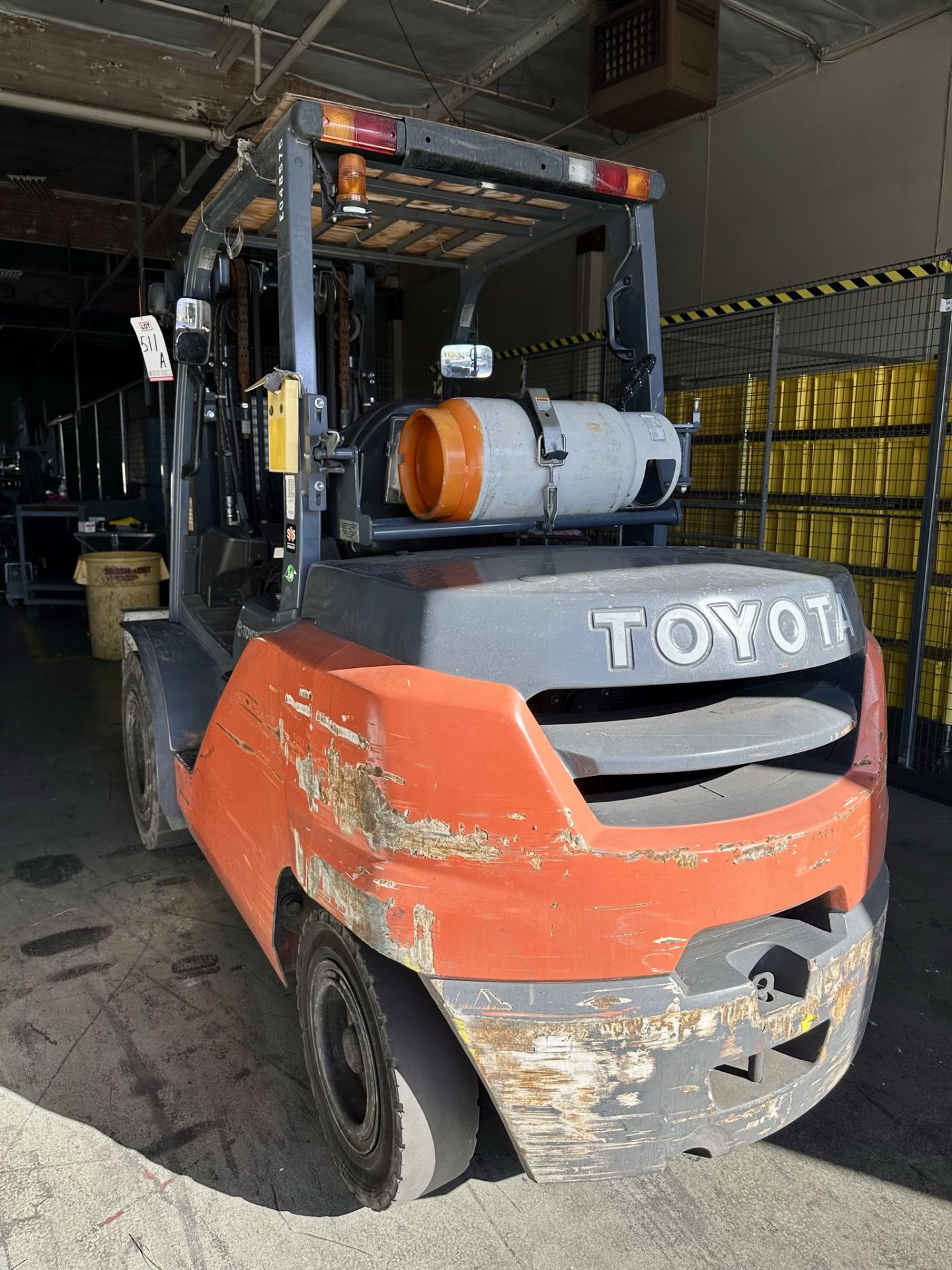 TOYOTA LPG FORKLIFT, MODEL 8FG45U, 10,000 LB CAPACITY, 3-STAGE MAST, 53" FORKS, SIDE SHIFT, LOAD - Image 4 of 23