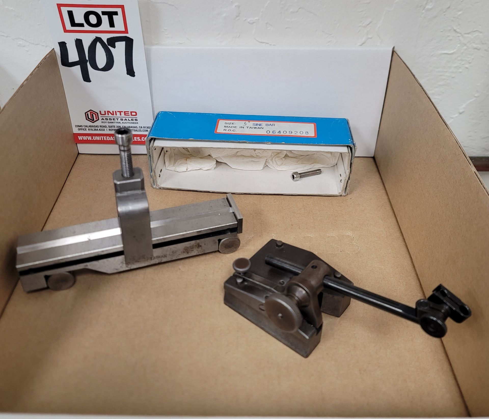 LOT - 5" SINE BAR AND INDICATOR STAND