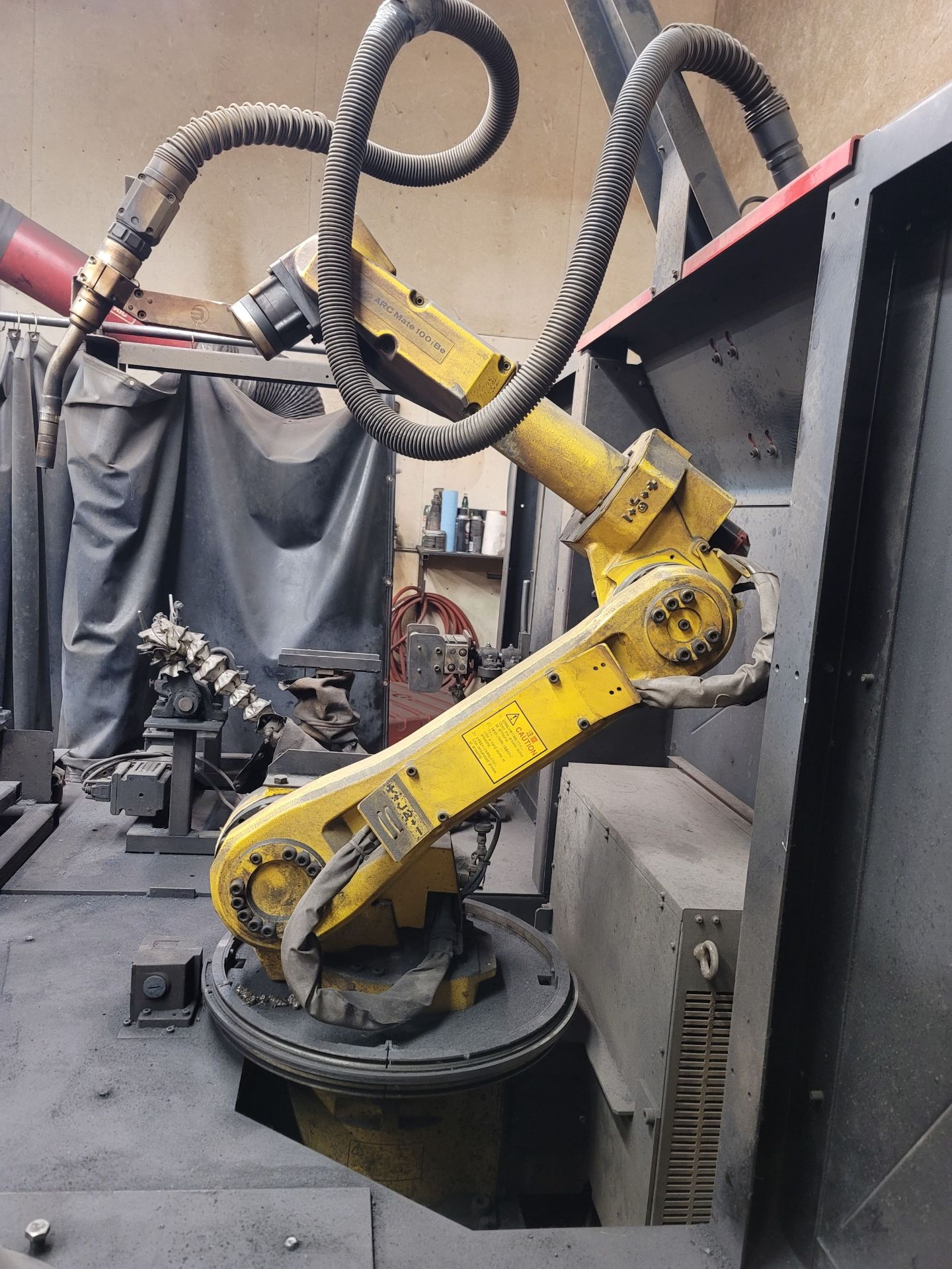 2004 LINCOLN ELECTRIC E-CELL ROBOTIC WELDING SYSTEM, FANUC 6-AXIS ROBOT 100IBE W/ RJ3IB - Image 11 of 13