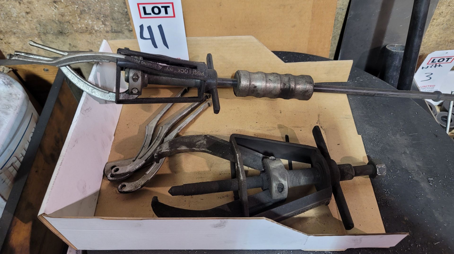 LOT - (1) SLIDE HAMMER AND (1) PULLER