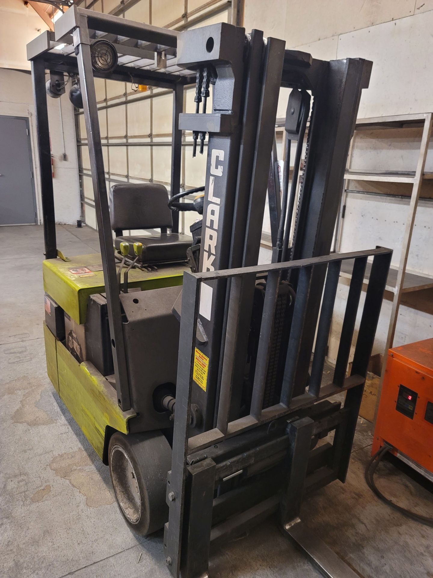 CLARK TM15S ELECTRIC FORKLIFT, 3,000 LB CAPACITY, 3-STAGE MAST, SIDE SHIFT, 188" LIFT HEIGHT,