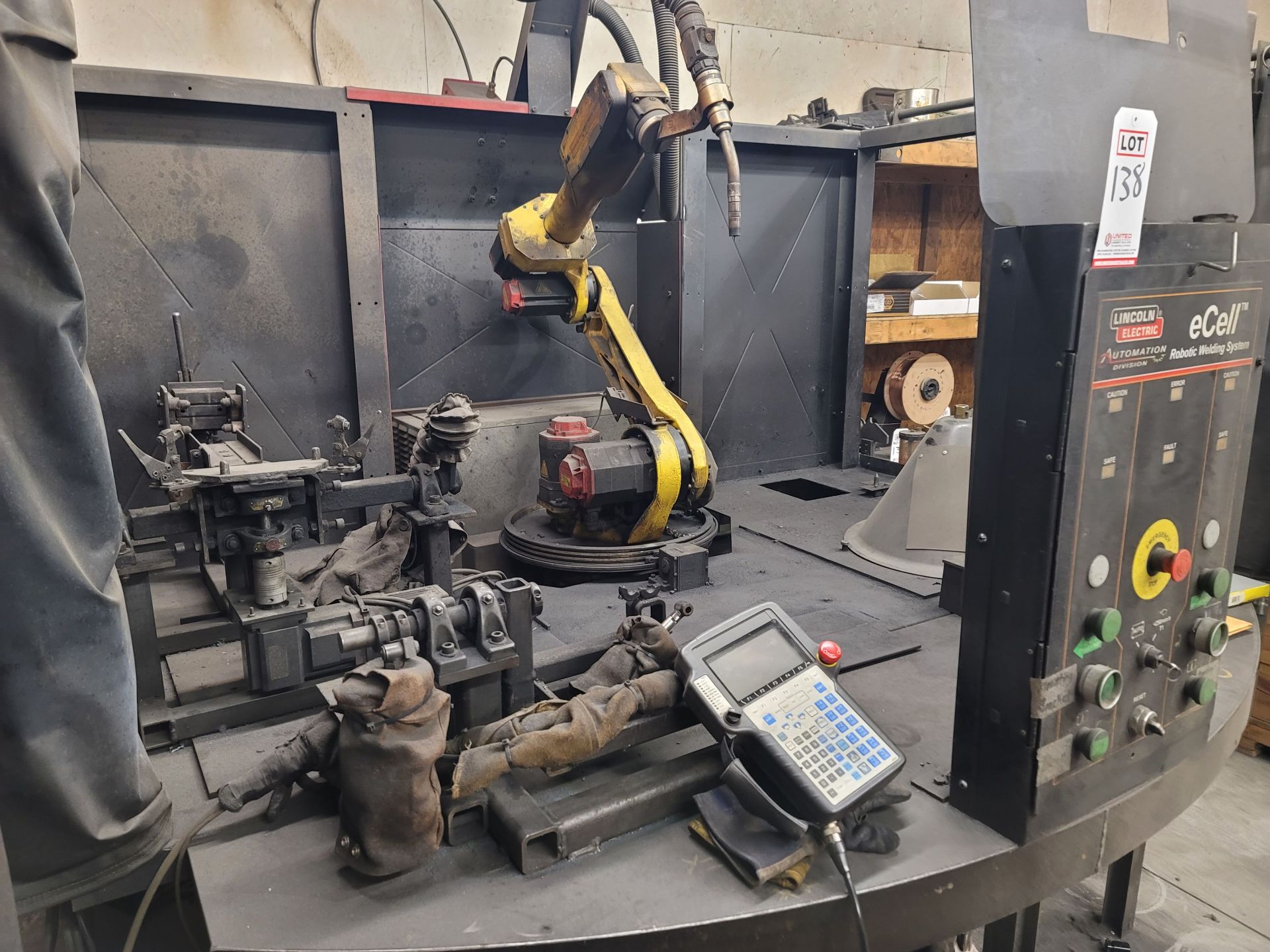 2004 LINCOLN ELECTRIC E-CELL ROBOTIC WELDING SYSTEM, FANUC 6-AXIS ROBOT 100IBE W/ RJ3IB - Image 5 of 13