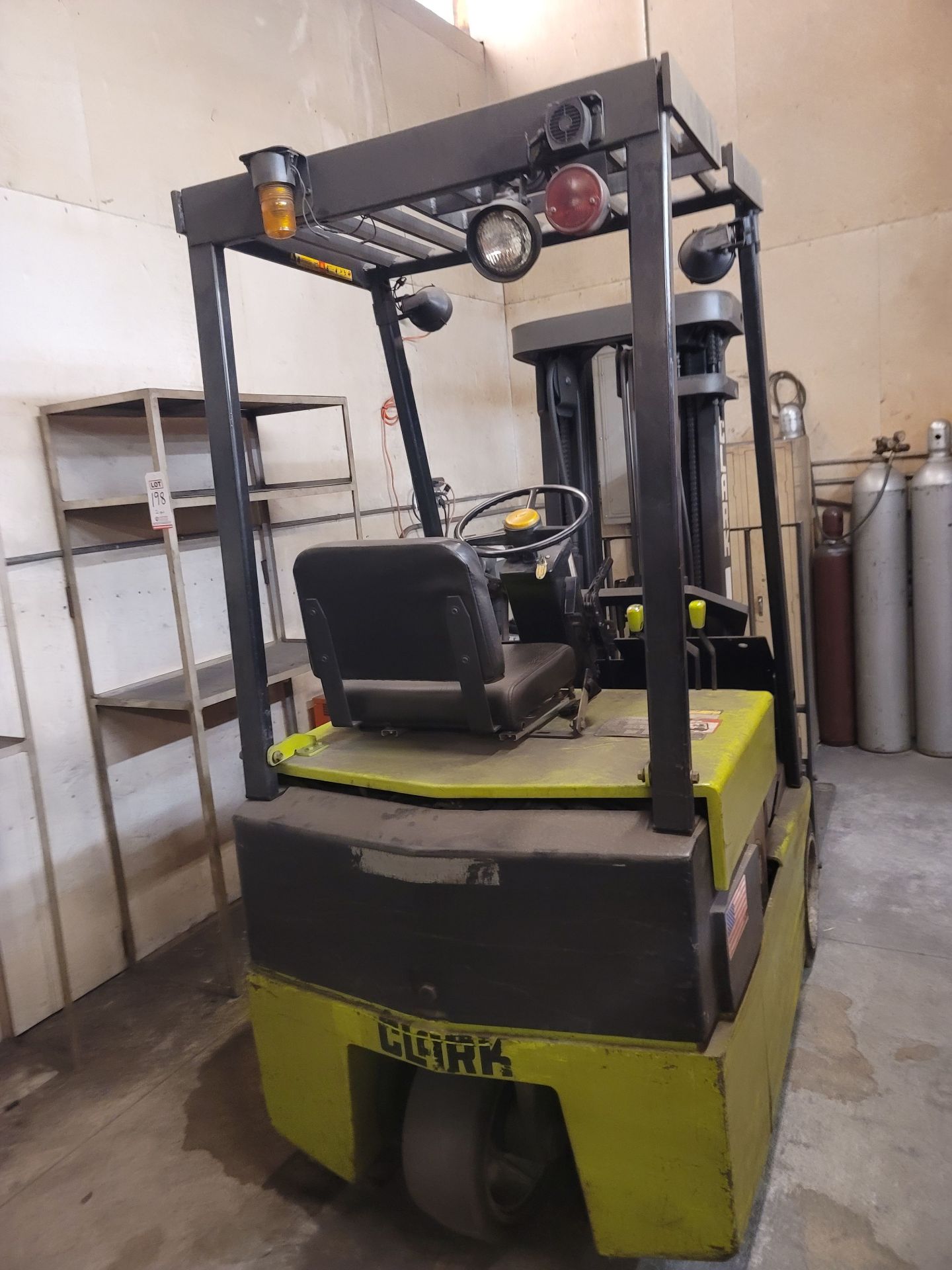 CLARK TM15S ELECTRIC FORKLIFT, 3,000 LB CAPACITY, 3-STAGE MAST, SIDE SHIFT, 188" LIFT HEIGHT, - Image 4 of 8
