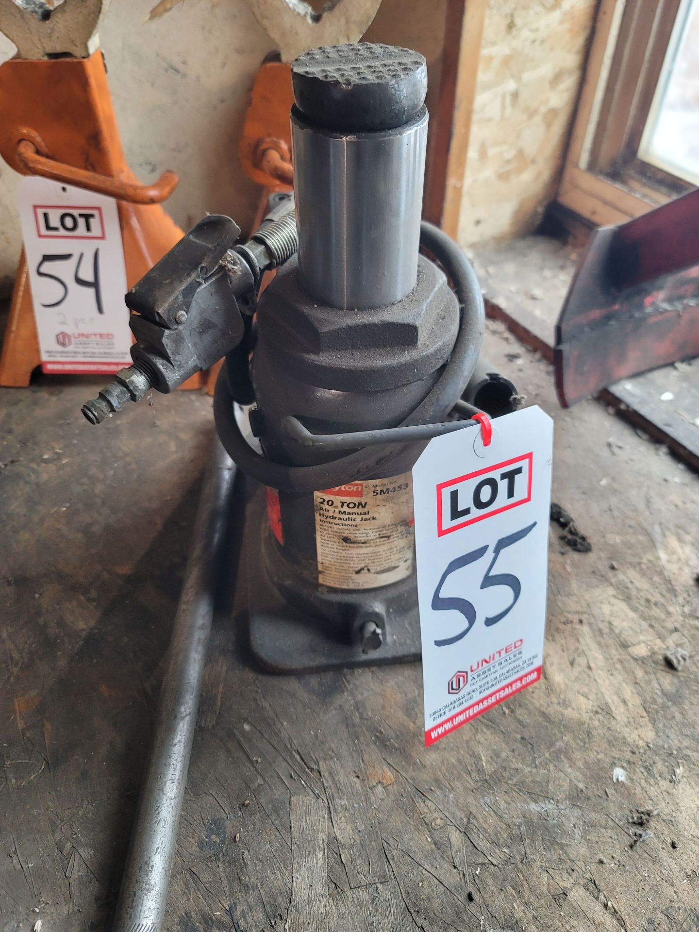 DAYTON 20-TON AIR/MANUAL HYDRAULIC JACK, MODEL 5M453