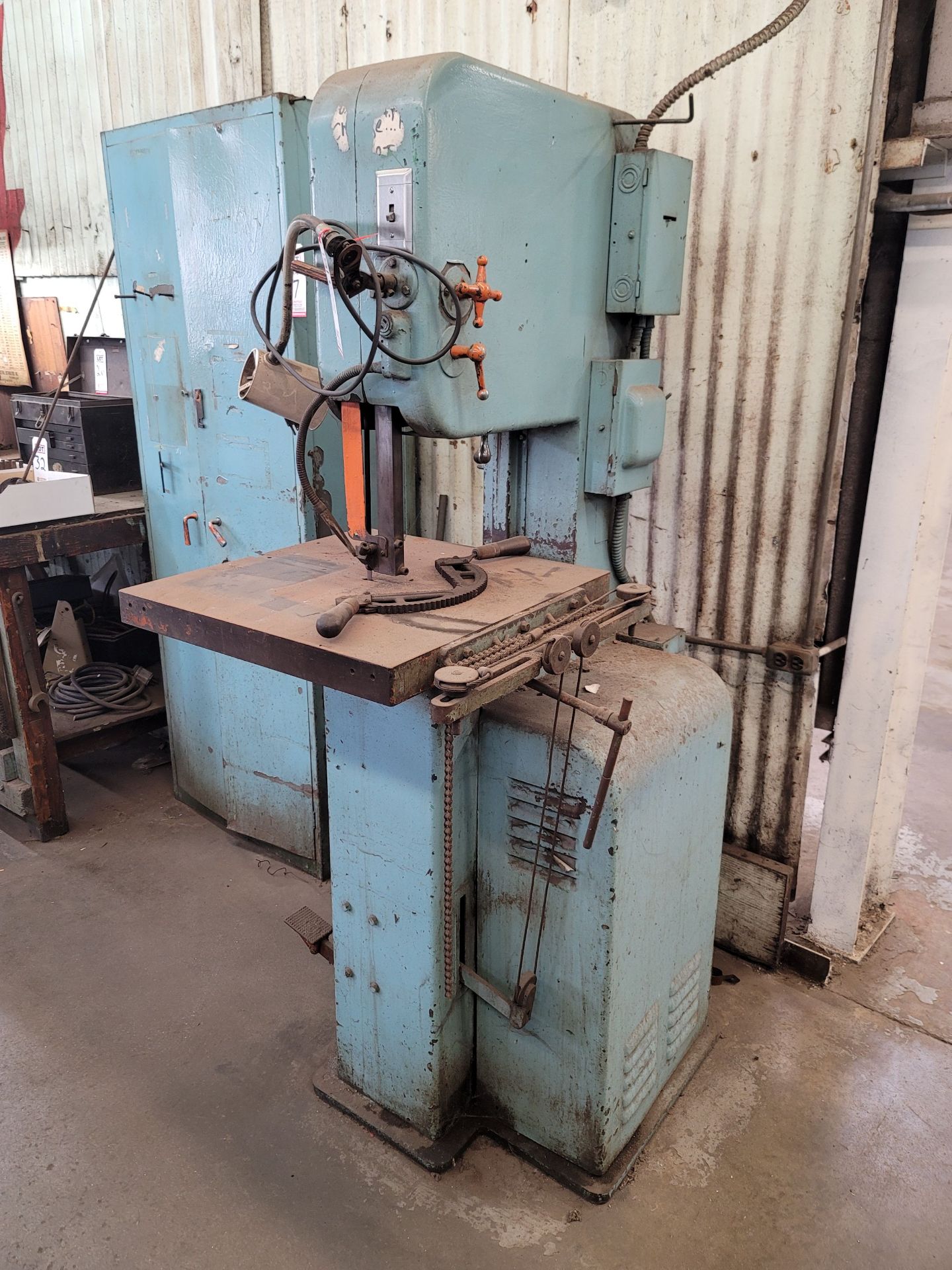 DOALL VERTICAL BAND SAW, BLADE WELDER & GRINDER, S/N 459775, W/ 2-DOOR CABINET, W/ CONTENTS: BLADES, - Image 2 of 9