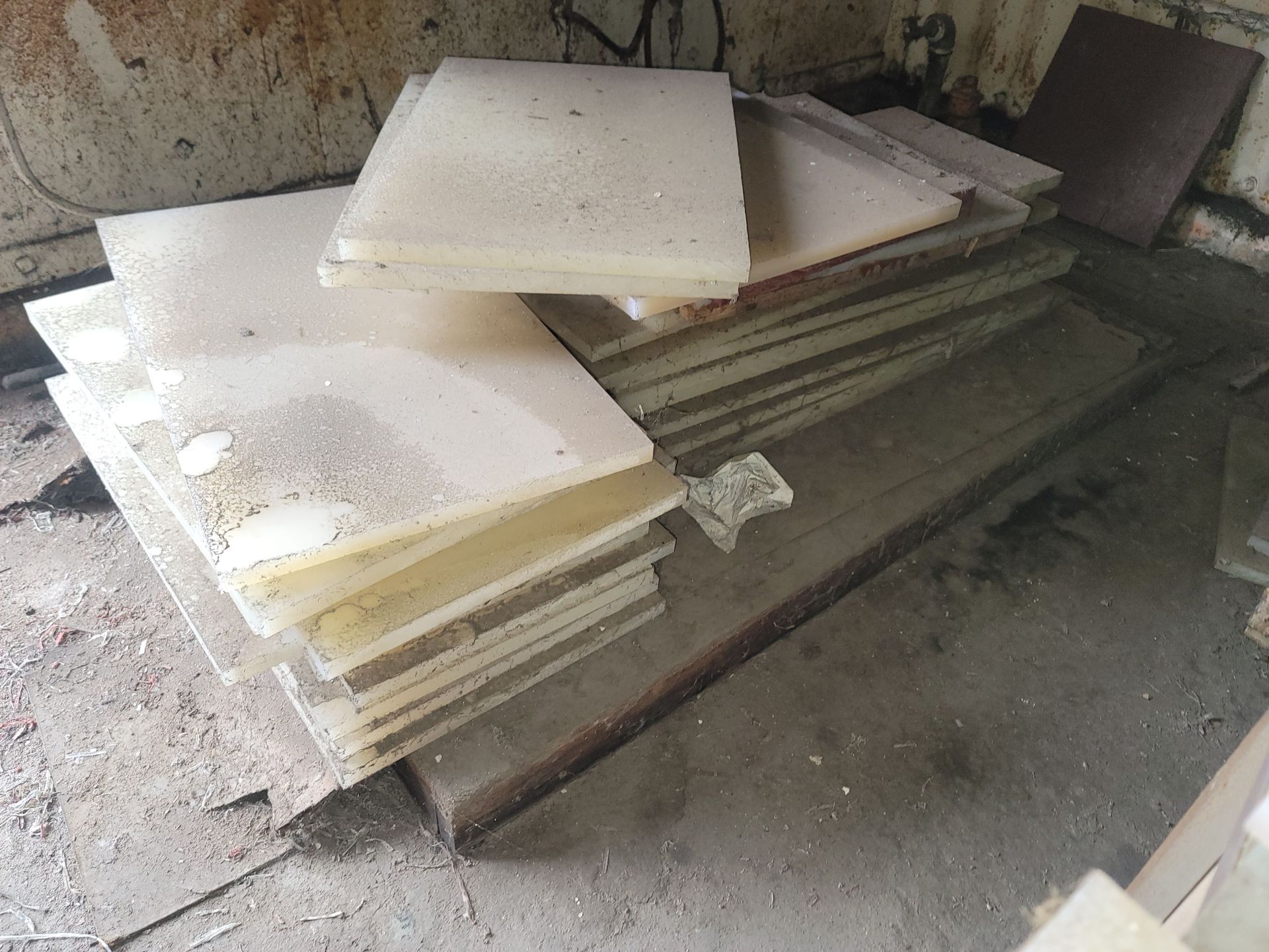 LOT - PLASTIC CUTTING BOARD MATERIAL IN BUILDING, SEE PICTURES - Image 2 of 3