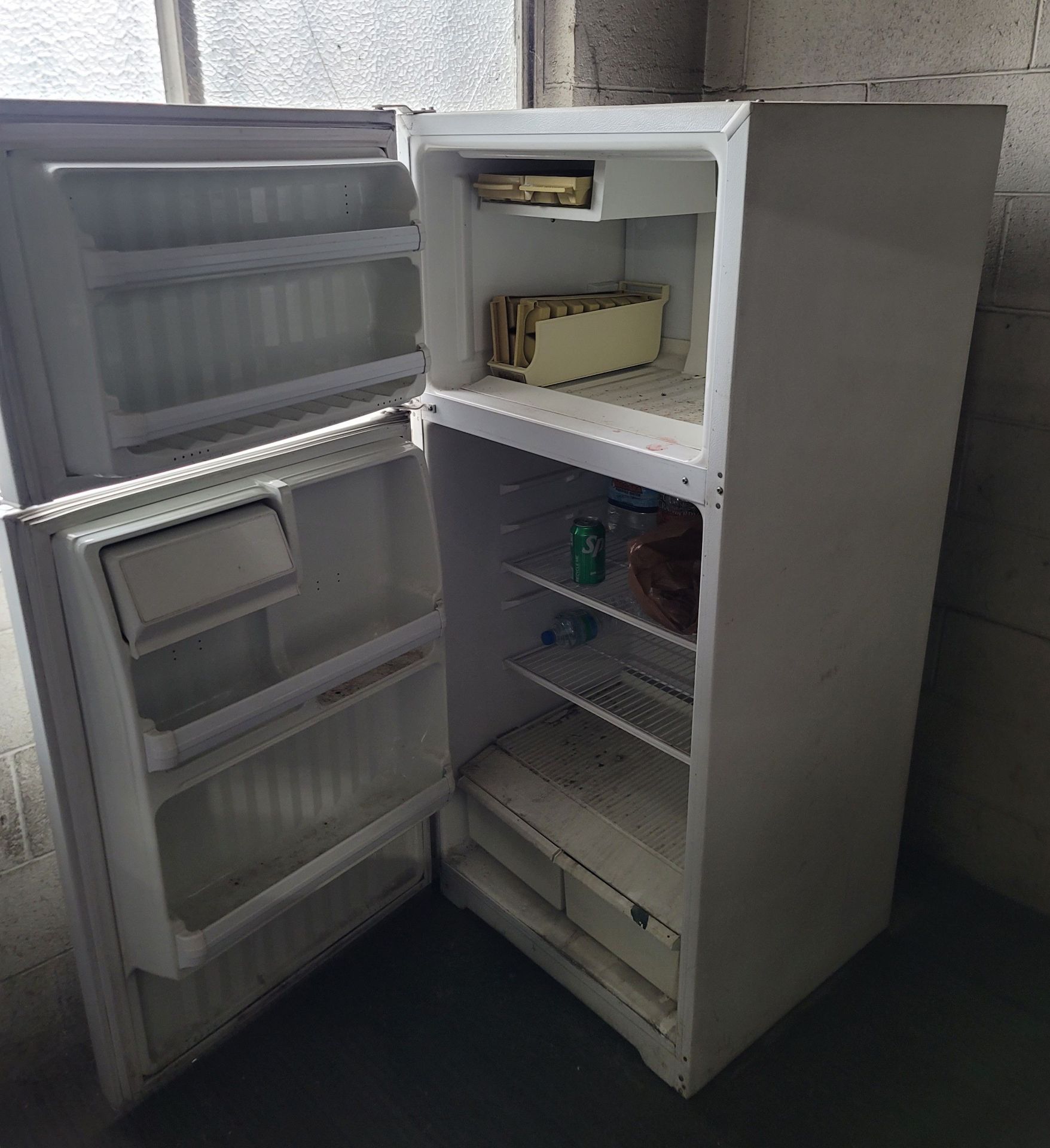 GE REFRIGERATOR, WORKING - Image 2 of 2