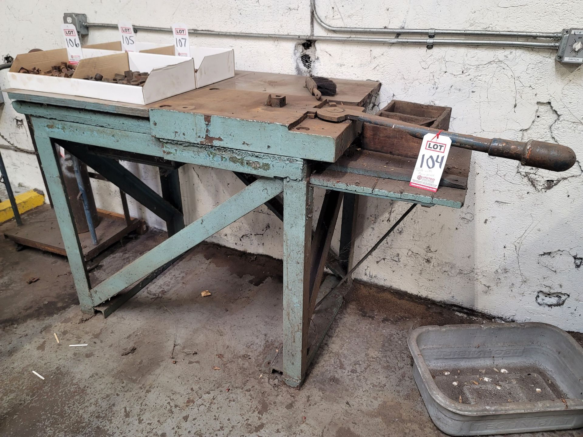 MANUAL MULTI BENDER ON METAL FRAME TABLE