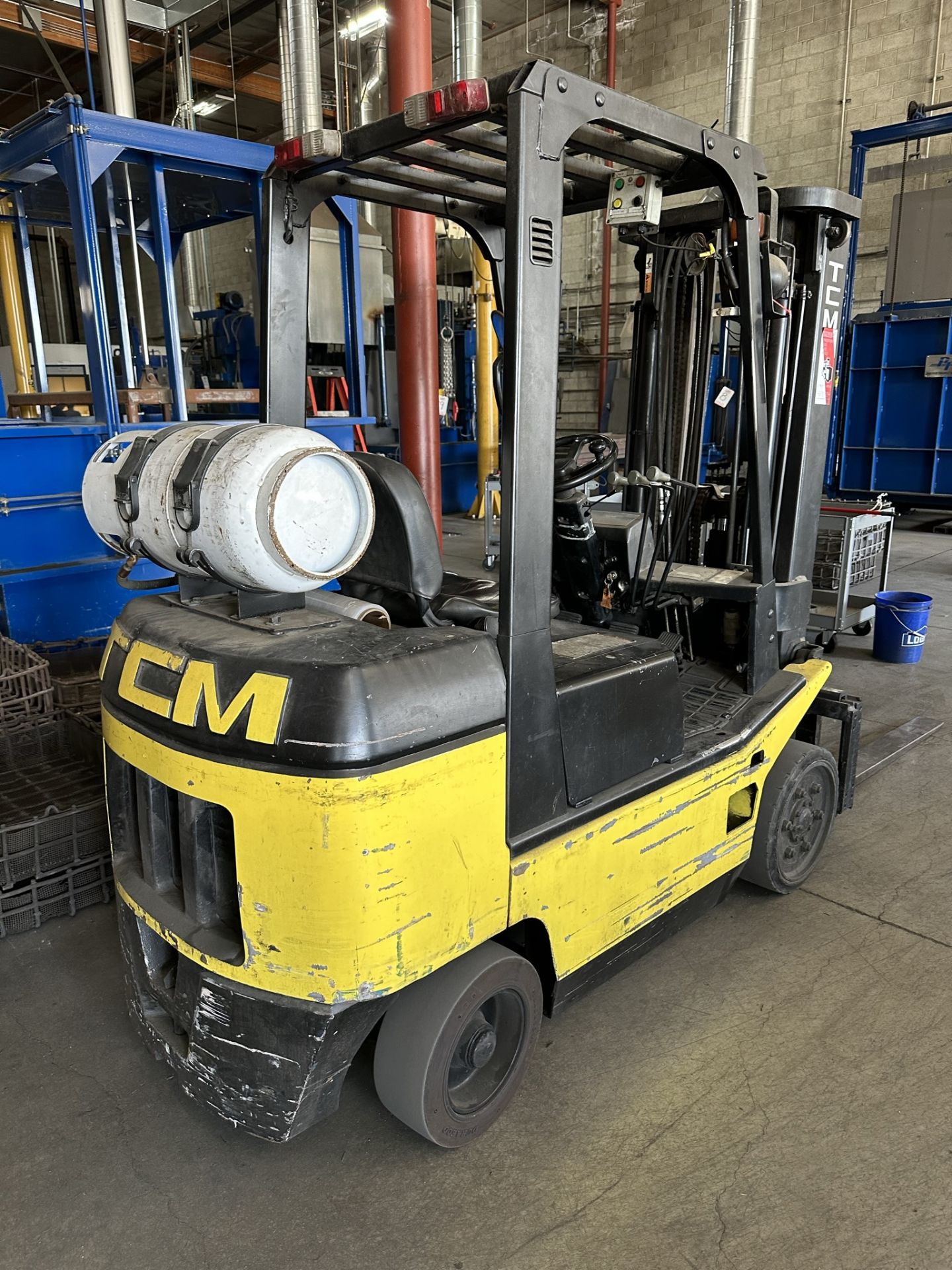 TCM LPG FORKLIFT, 4,600 LB CAPACITY, MODEL FCG25T7T, 3-STAGE MAST, SOLID TIRES, 52" FORKS, 09869 - Image 3 of 15