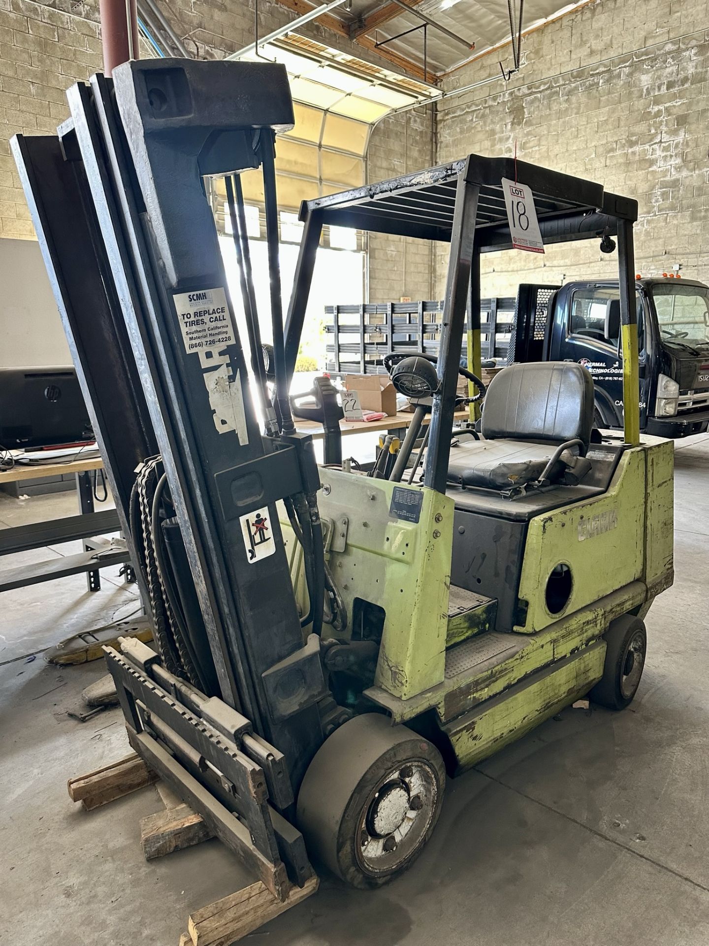 CLARK LPG FORKLIFT, 3,150 LB CAPACITY, MODEL GCS25MC, 3-STAGE MAST, SIDE SHIFT, SOLID TIRES, 42"