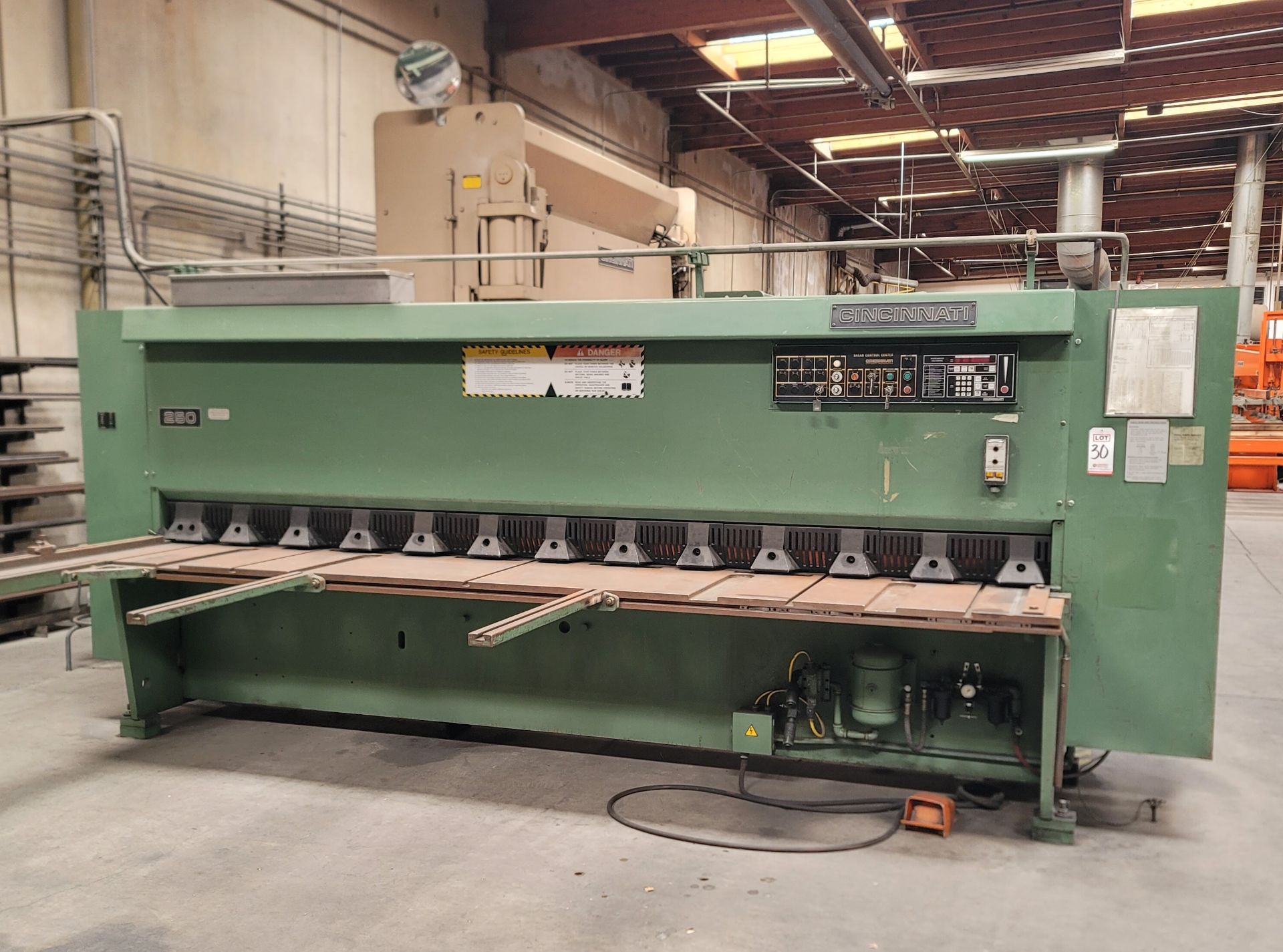 CINCINNATI 250 X 12' SHEAR, HYDRAULIC, CAPACITY: 1/4" MILD STEEL, PROGRAMMABLE POWER BACK GAGE,