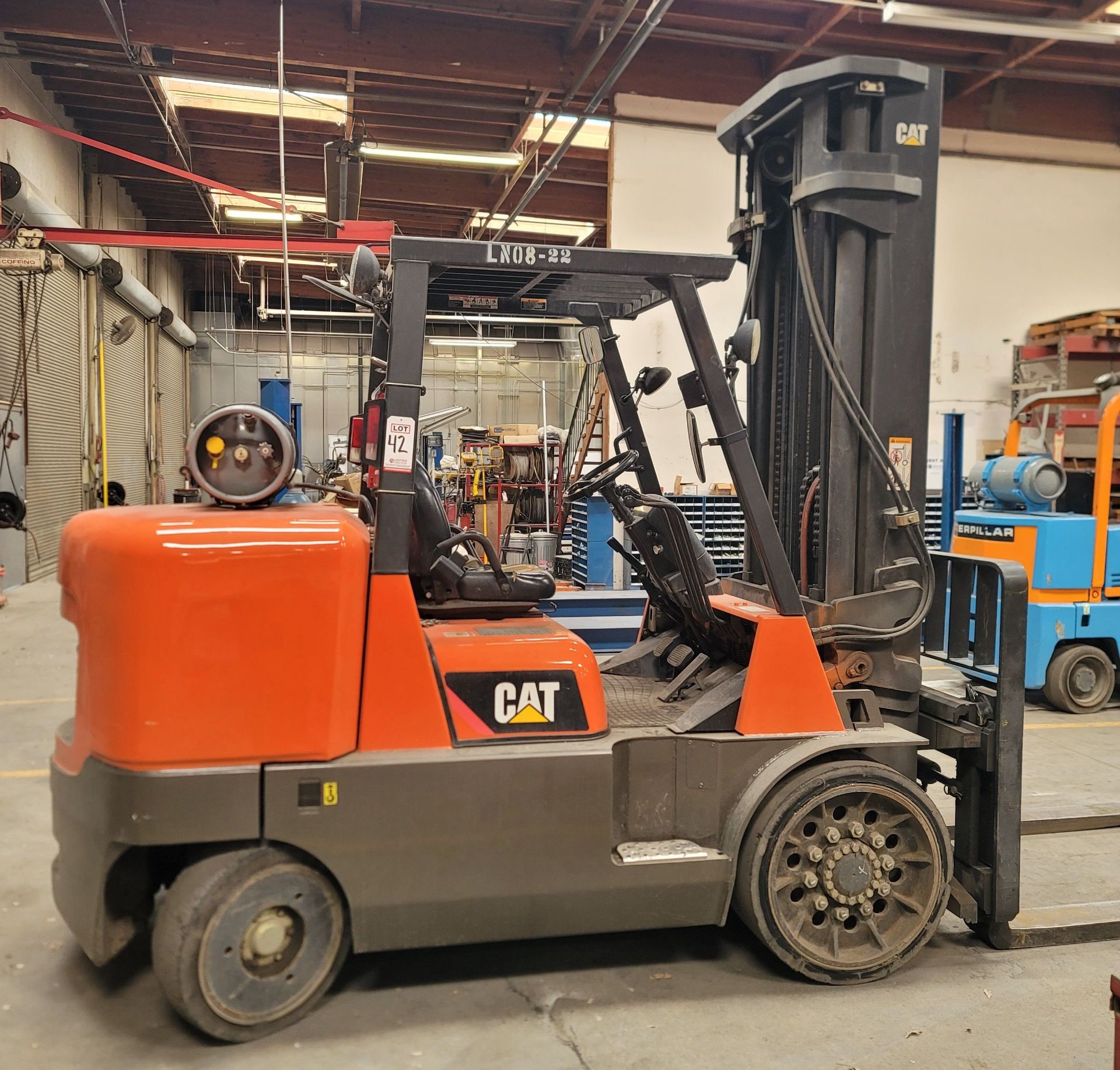 CATERPILLAR LPG FORKLIFT, MODEL GC70K-LP, 13,500 LB CAPACITY, SIDE SHIFT, 3-STAGE MAST, 6' FORKS, - Image 5 of 15