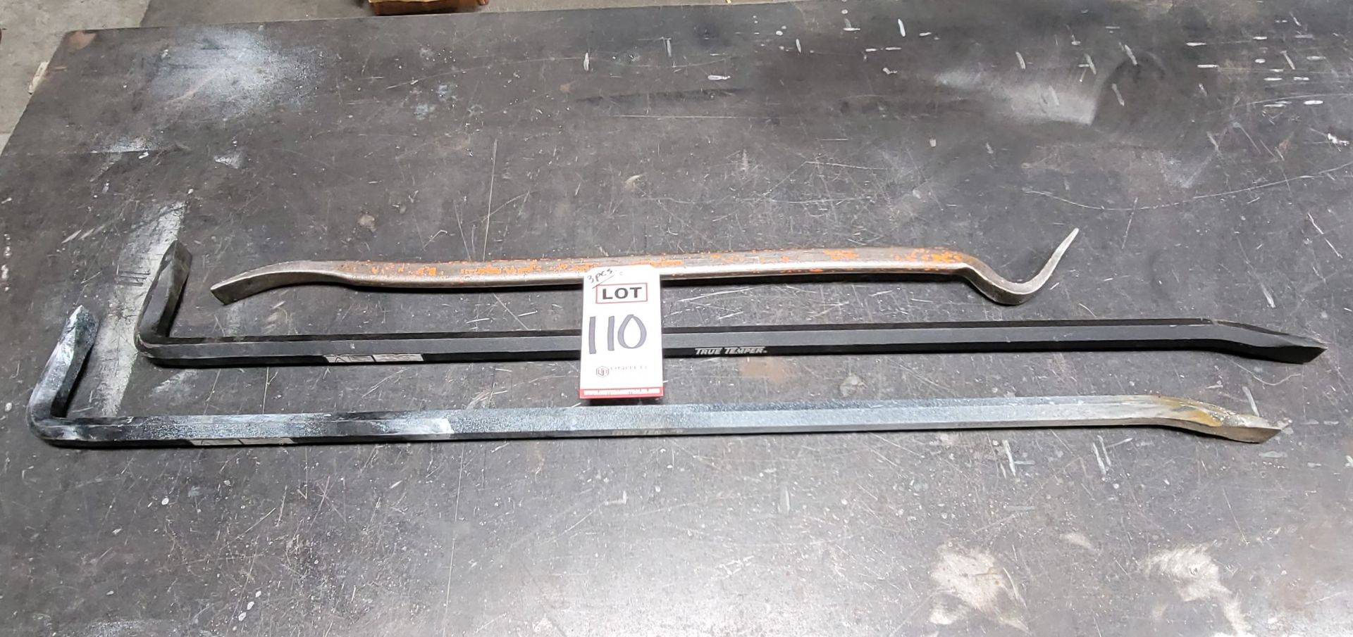 LOT - (3) PRY BARS: (2) 4' AND (1) 3'