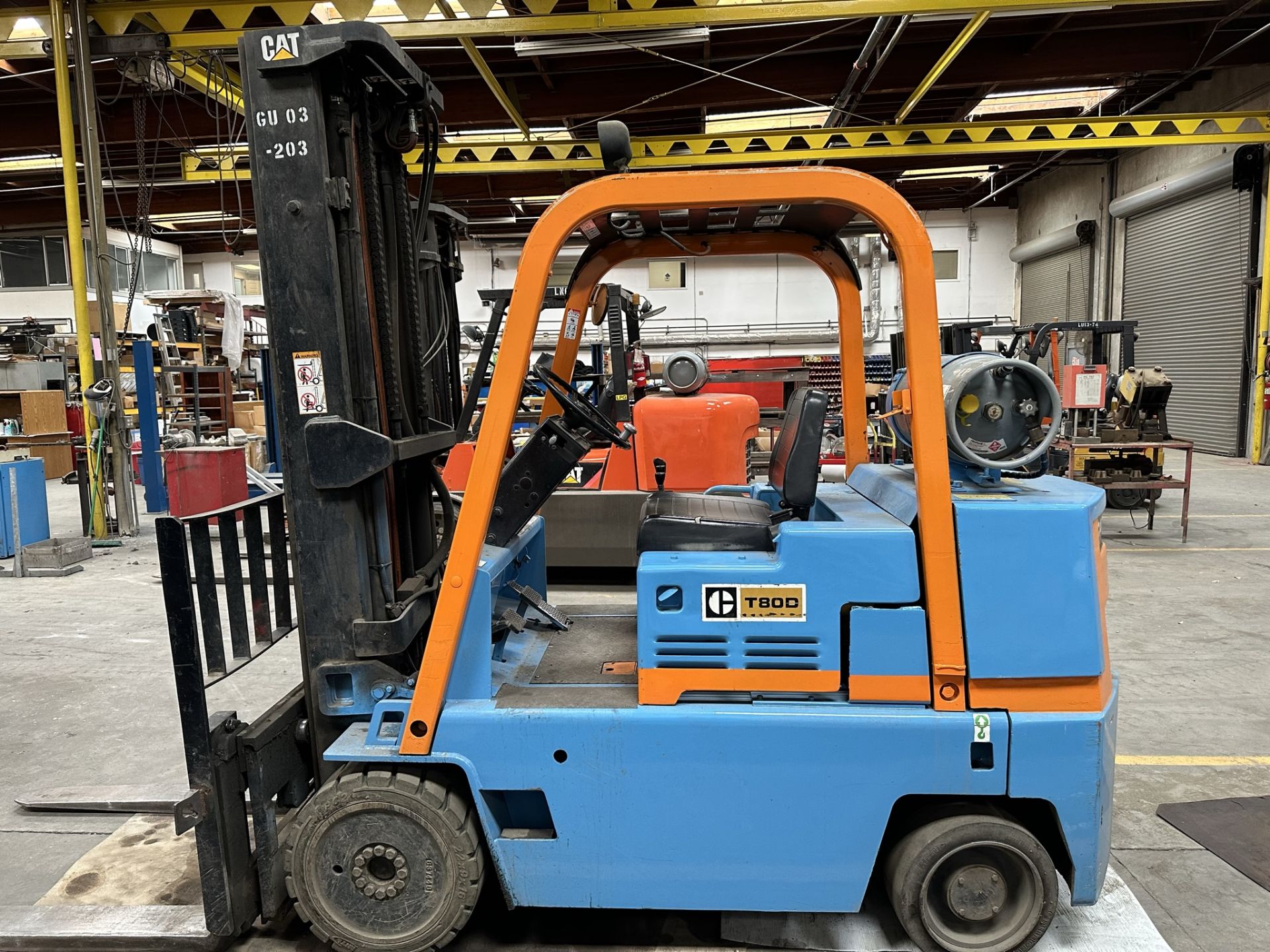 CATERPILLAR LPG FORKLIFT, MODEL T80D, 8,000 LB CAPACITY, SIDE SHIFT, 3-STAGE MAST, 4' FORKS, SOLID - Image 8 of 12