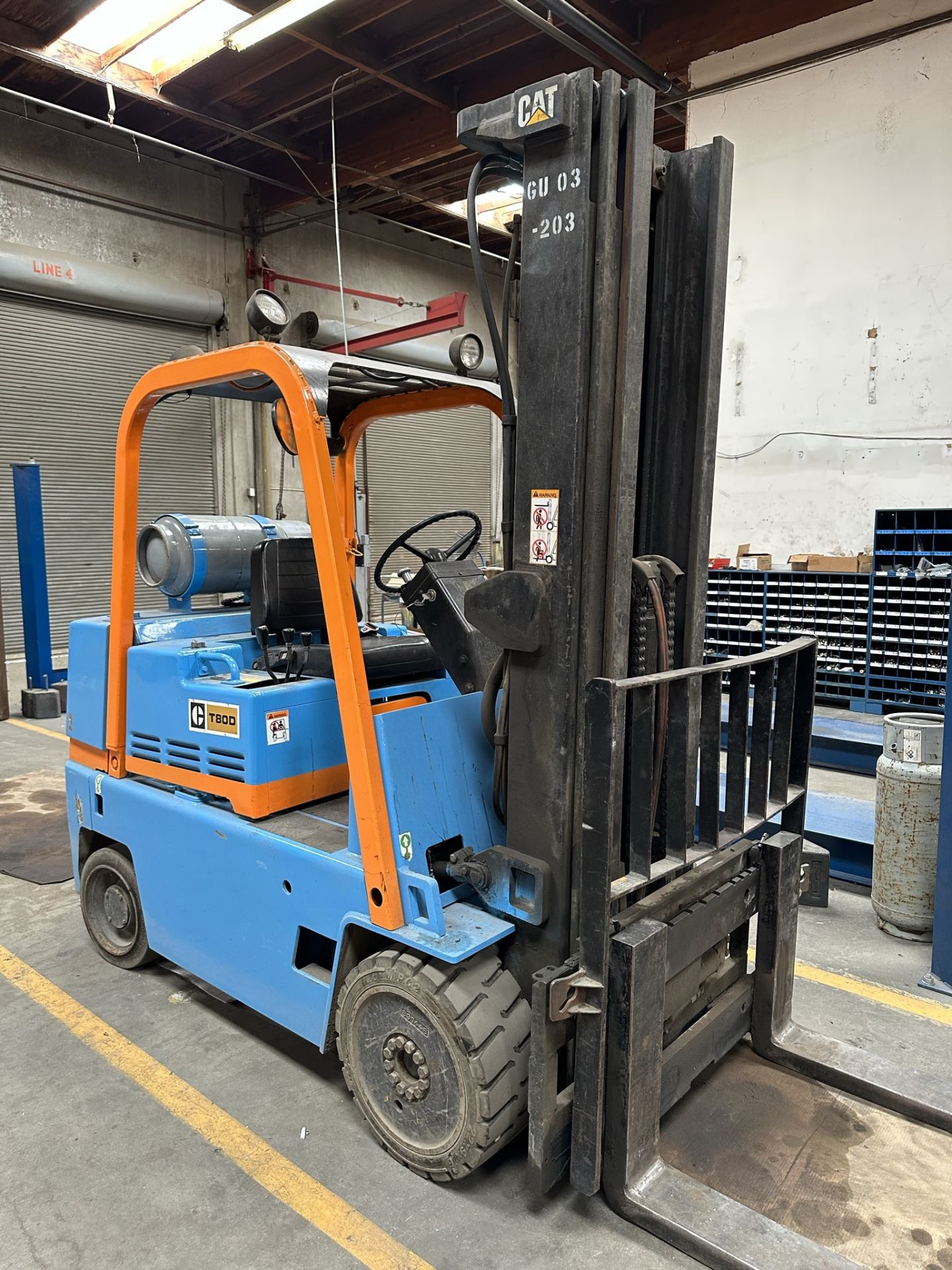 CATERPILLAR LPG FORKLIFT, MODEL T80D, 8,000 LB CAPACITY, SIDE SHIFT, 3-STAGE MAST, 4' FORKS, SOLID - Image 10 of 12