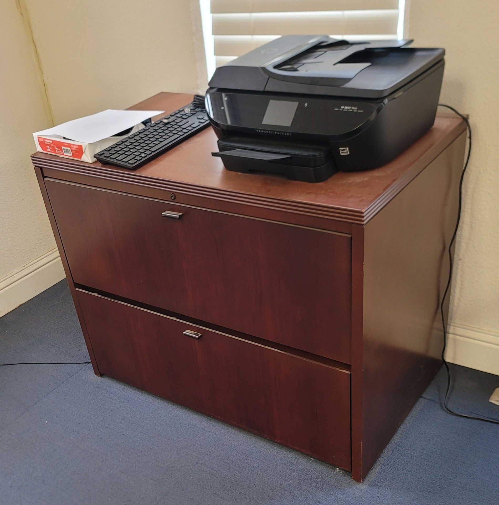 LOT - ALL OFFICE FURNITURE IN ROOM, ELECTRONICS ARE NOT INCLUDED - Image 2 of 5