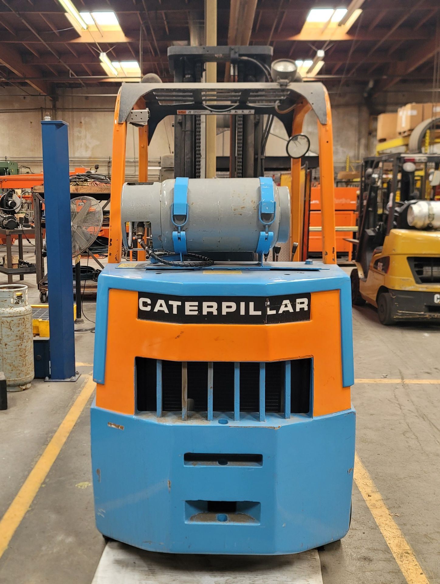 CATERPILLAR LPG FORKLIFT, MODEL T80D, 8,000 LB CAPACITY, SIDE SHIFT, 3-STAGE MAST, 4' FORKS, SOLID - Image 5 of 12