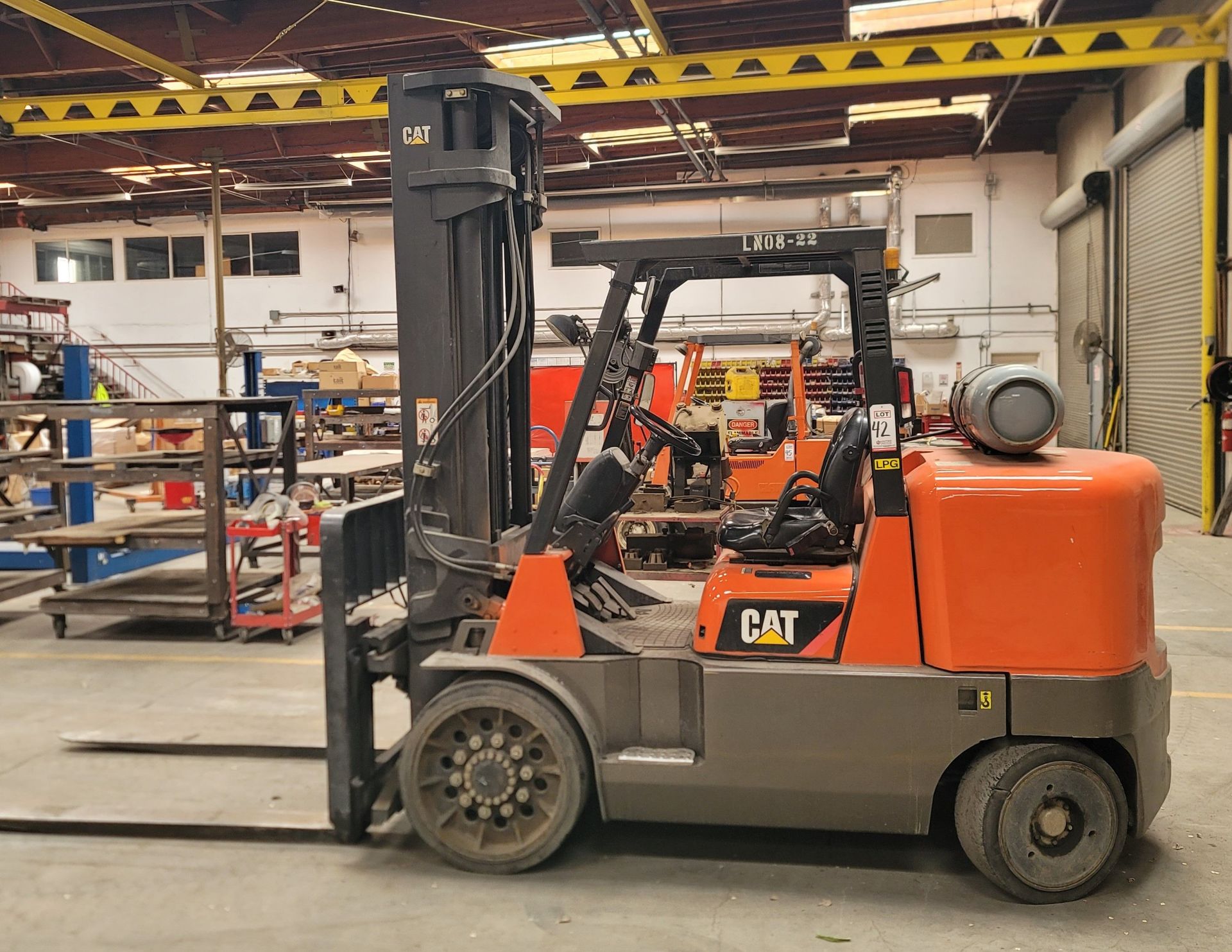 CATERPILLAR LPG FORKLIFT, MODEL GC70K-LP, 13,500 LB CAPACITY, SIDE SHIFT, 3-STAGE MAST, 6' FORKS, - Image 4 of 15