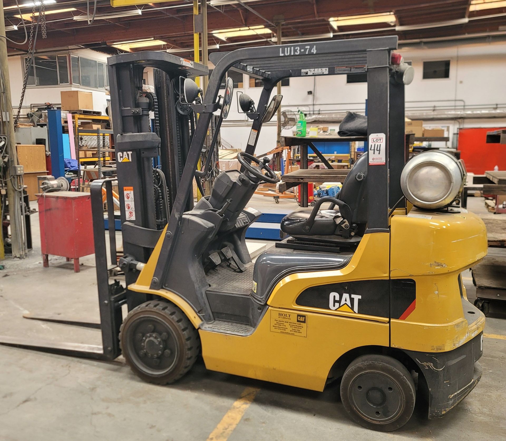 CATERPILLAR LPG FORKLIFT, MODEL C5000, 4,750 LB CAPACITY, SIDE SHIFT, 3-STAGE MAST, 54" FORKS, SOLID - Image 2 of 11