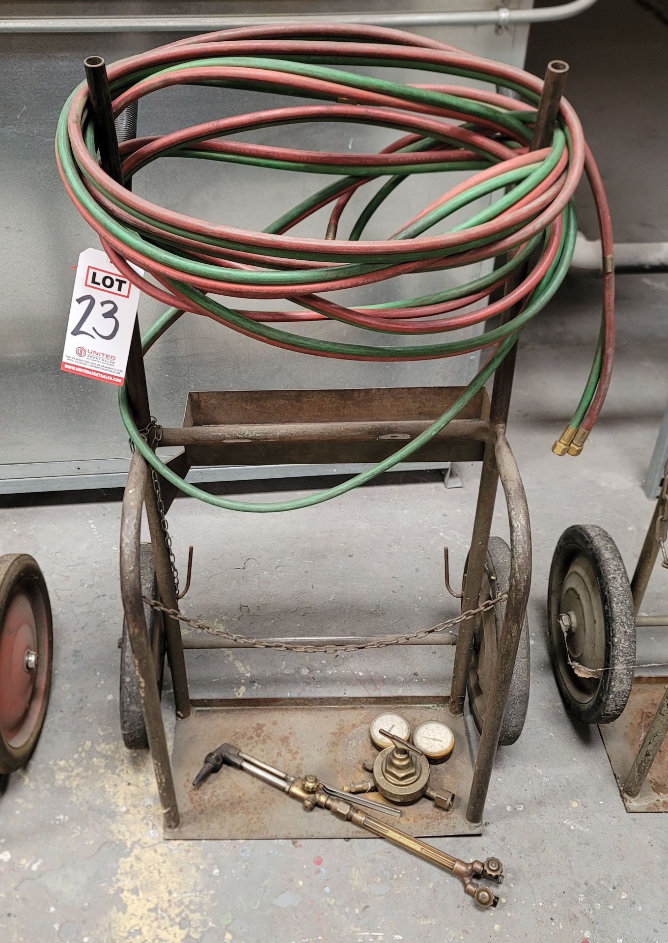 OXY-ACETYLENE TORCH CART W/ (1) REGULATOR, HOSE AND VICTOR CUTTING TORCH