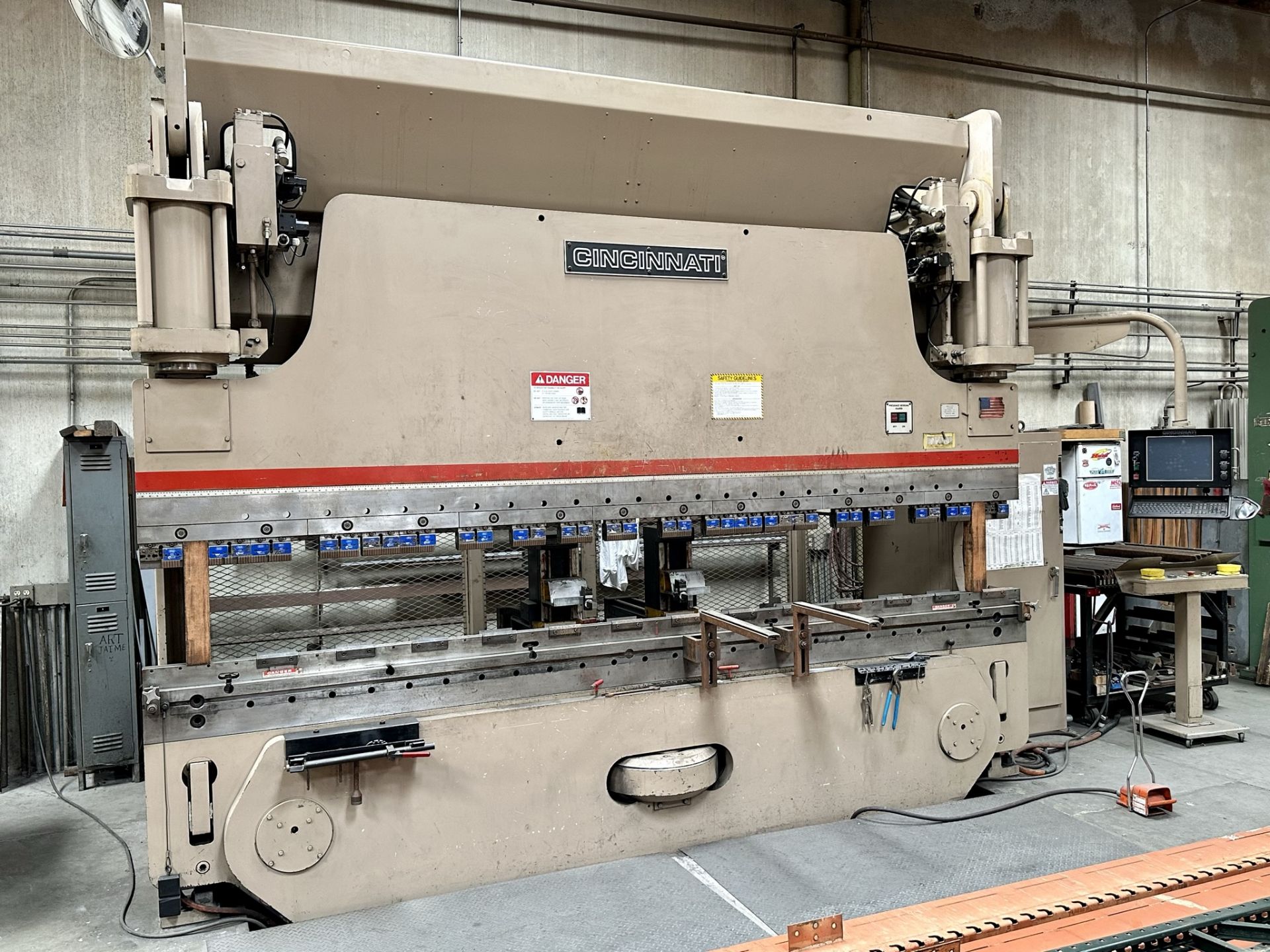 CINCINNATI 230 AF X 12' AUTOFORM HYDRAULIC PRESS BRAKE, 230-TON CAPACITY, 10' BETWEEN HOUSING, 16" - Image 18 of 23