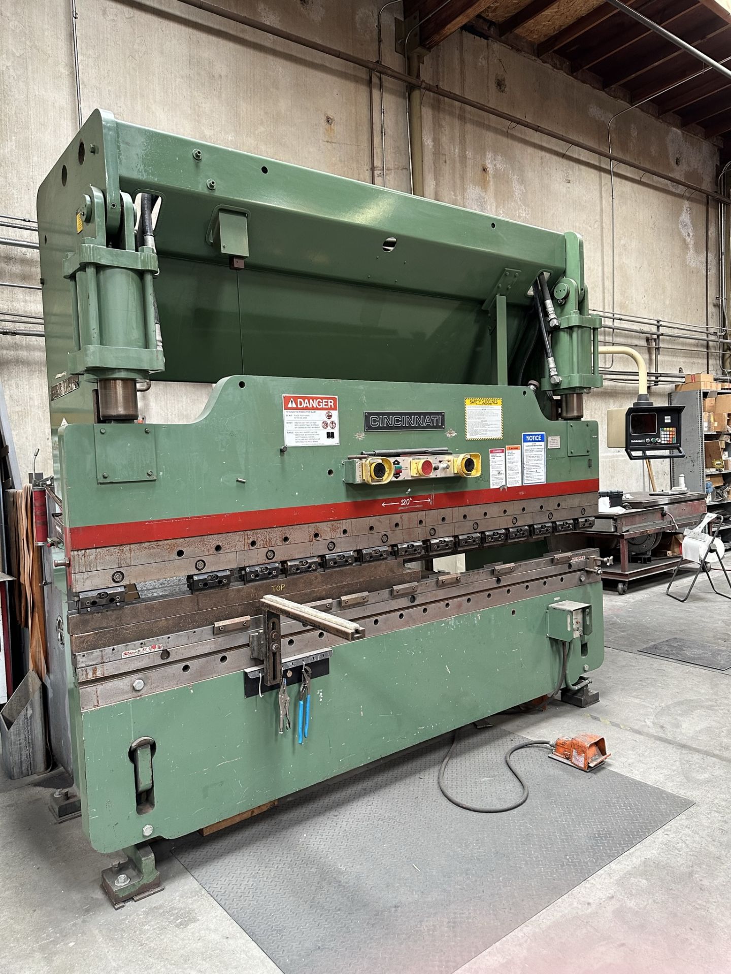 CINCINNATI 90 CB X 8' PRESS BRAKE, 90-TON CAPACITY, 8" MAX STROKE, WILSON TOOLING, HURCO AUTOBEND 5C - Image 3 of 18