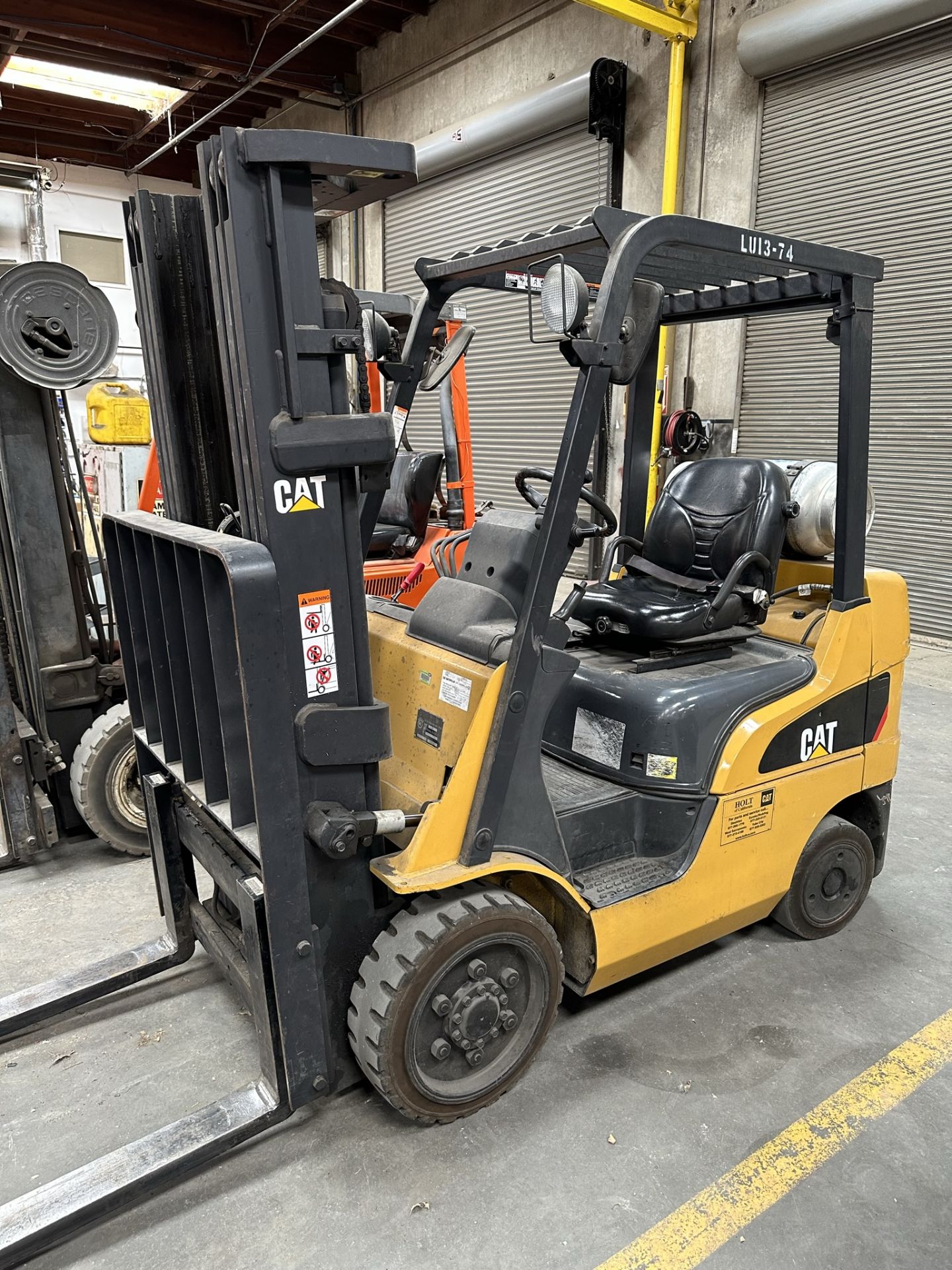 CATERPILLAR LPG FORKLIFT, MODEL C5000, 4,750 LB CAPACITY, SIDE SHIFT, 3-STAGE MAST, 54" FORKS, SOLID