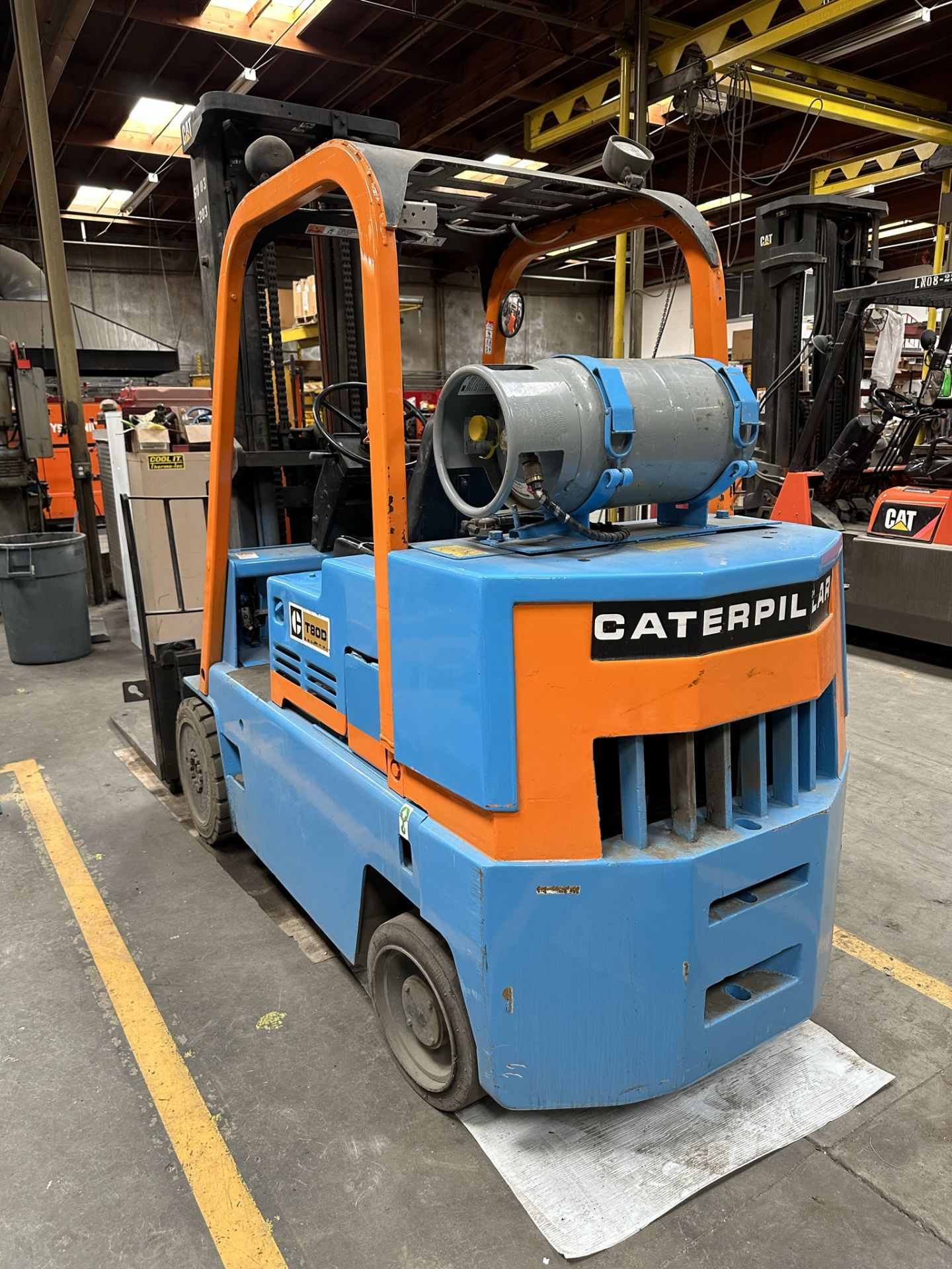 CATERPILLAR LPG FORKLIFT, MODEL T80D, 8,000 LB CAPACITY, SIDE SHIFT, 3-STAGE MAST, 4' FORKS, SOLID - Image 11 of 12