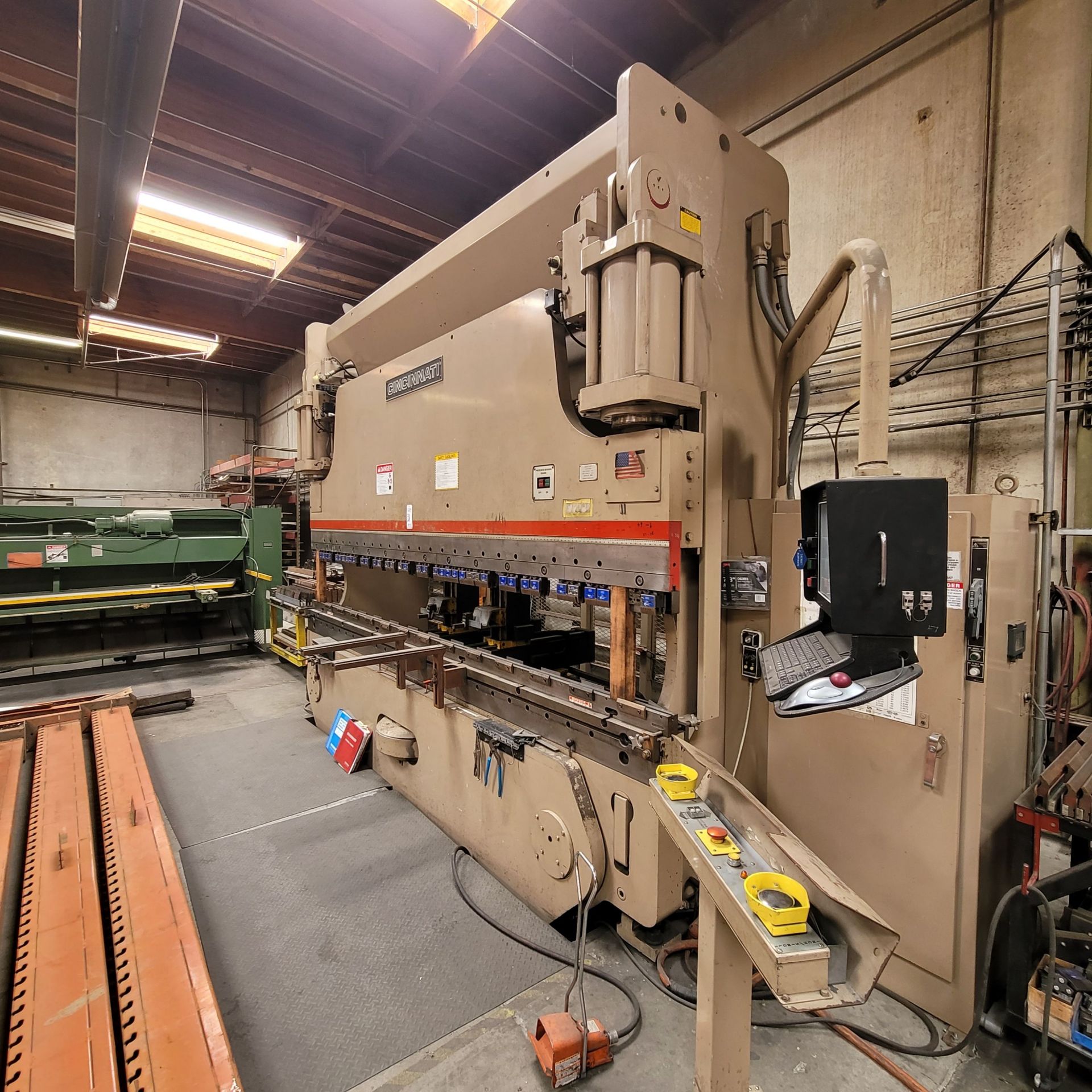 CINCINNATI 230 AF X 12' AUTOFORM HYDRAULIC PRESS BRAKE, 230-TON CAPACITY, 10' BETWEEN HOUSING, 16" - Image 10 of 23