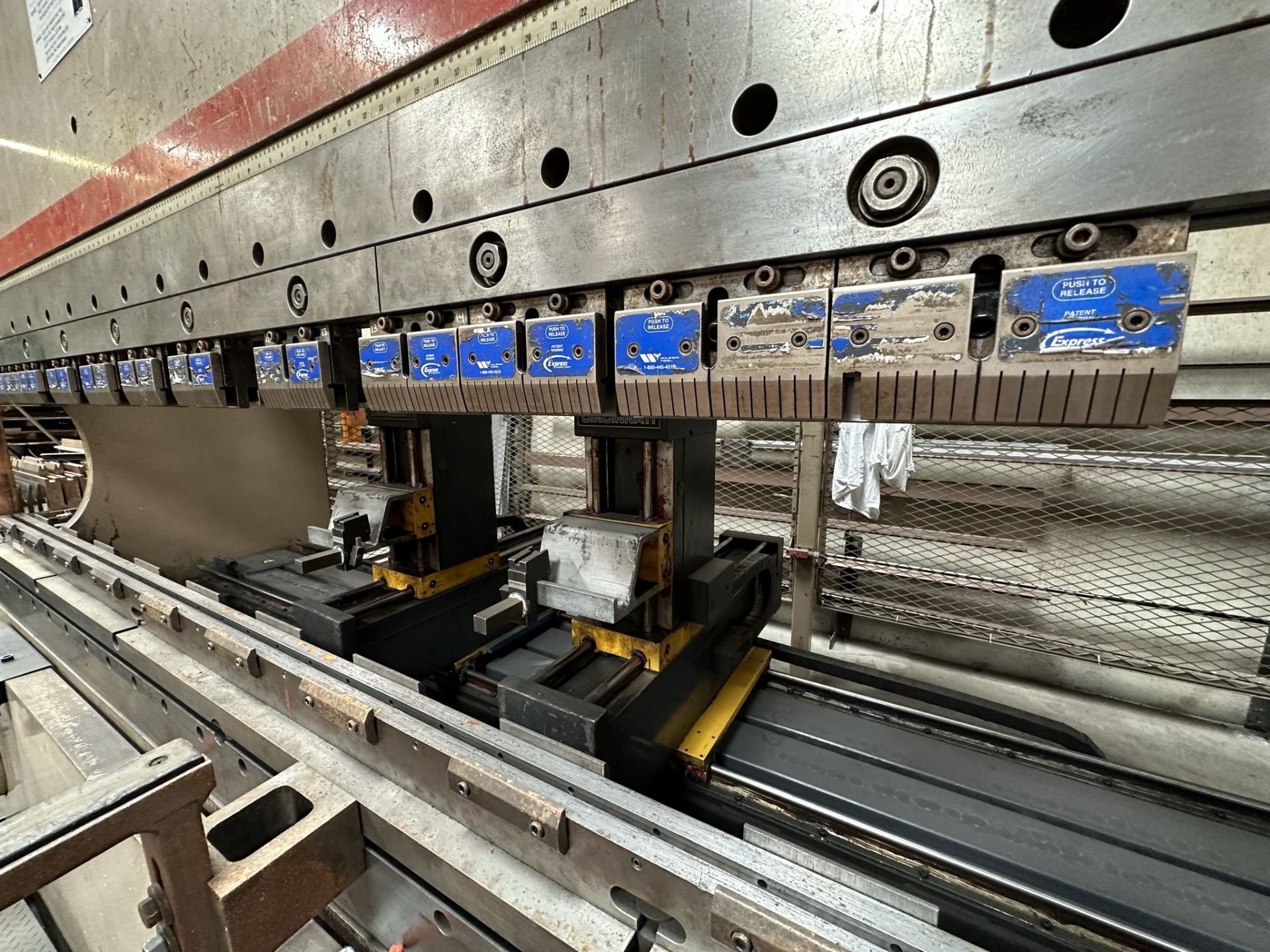 CINCINNATI 230 AF X 12' AUTOFORM HYDRAULIC PRESS BRAKE, 230-TON CAPACITY, 10' BETWEEN HOUSING, 16" - Image 4 of 23