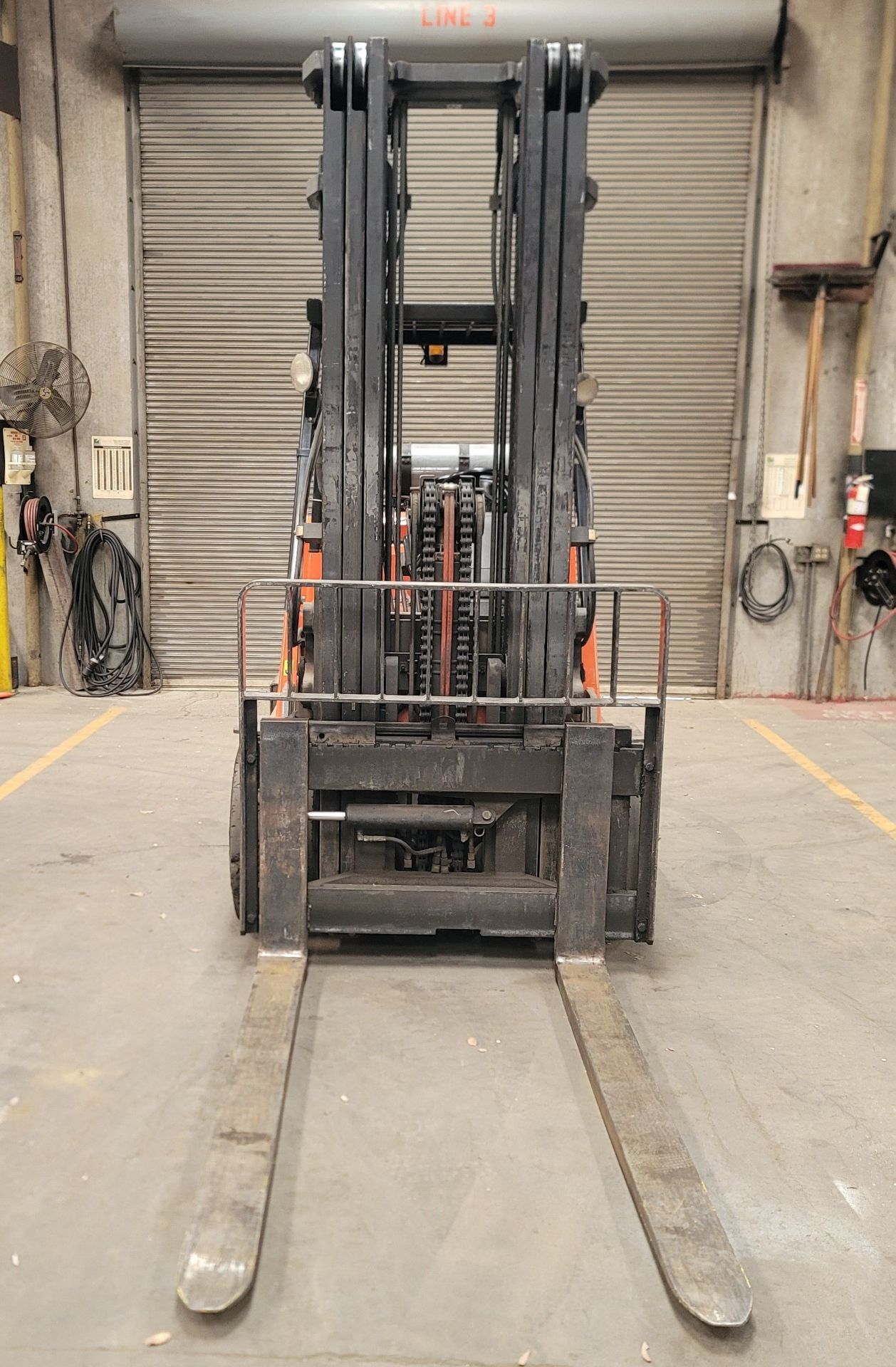 CATERPILLAR LPG FORKLIFT, MODEL GC70K-LP, 13,500 LB CAPACITY, SIDE SHIFT, 3-STAGE MAST, 6' FORKS, - Image 6 of 15