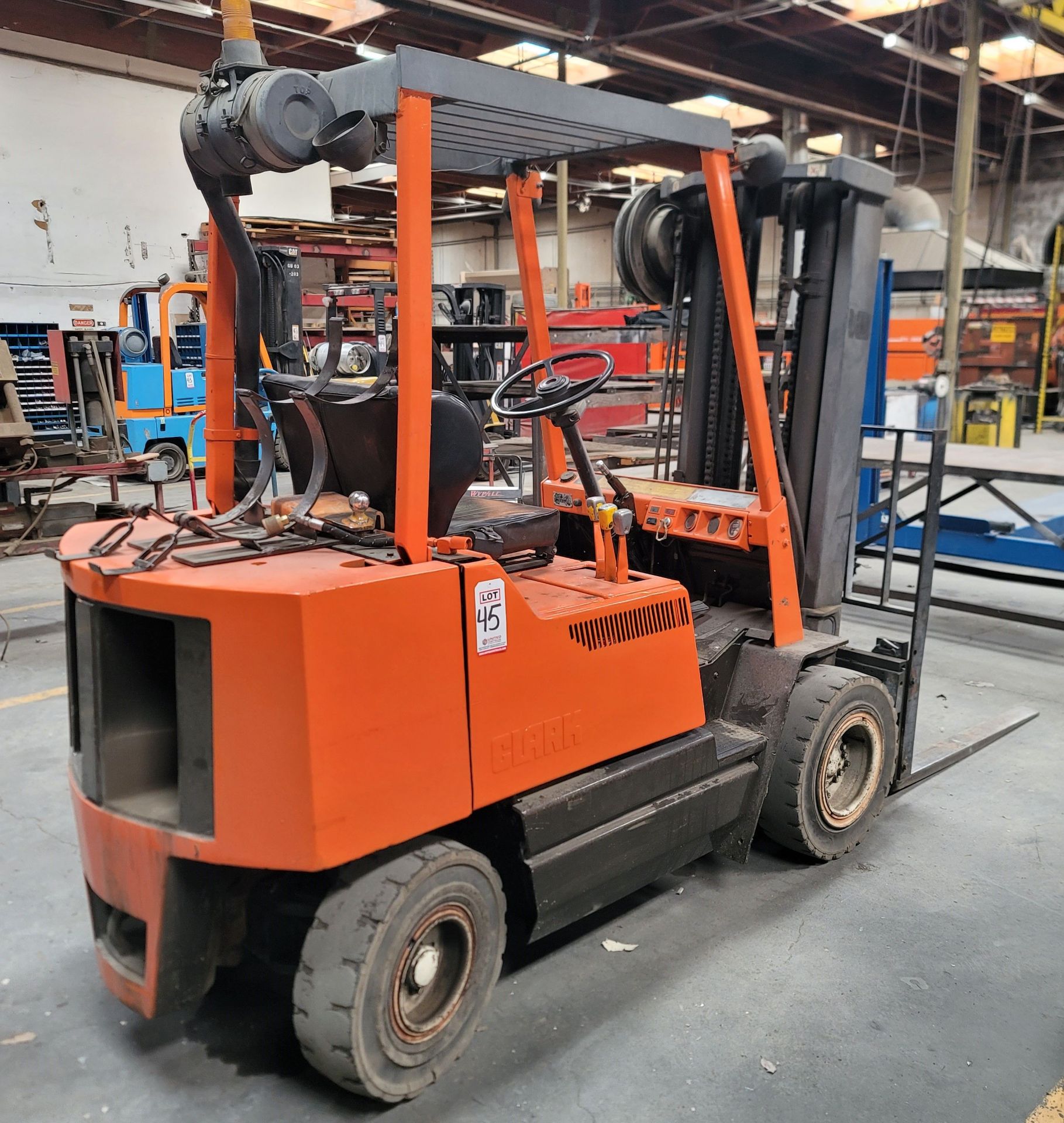 CLARK LPG FORKLIFT, MODEL GPX25, 5,000 LB CAPACITY, SIDE SHIFT, 3-STAGE MAST, 4' FORKS, SOLID TIRES, - Image 4 of 9