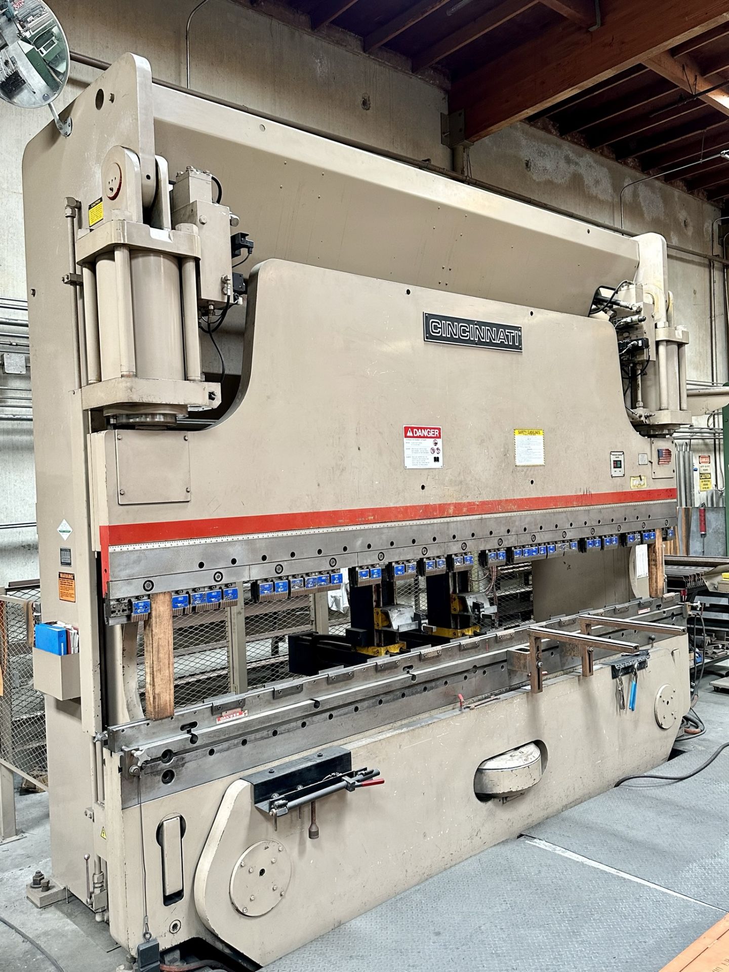 CINCINNATI 230 AF X 12' AUTOFORM HYDRAULIC PRESS BRAKE, 230-TON CAPACITY, 10' BETWEEN HOUSING, 16" - Image 5 of 23